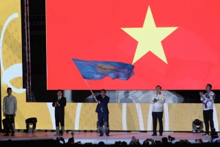 Việt Nam nhận cờ đăng cai SEA Games 31 từ Philippines