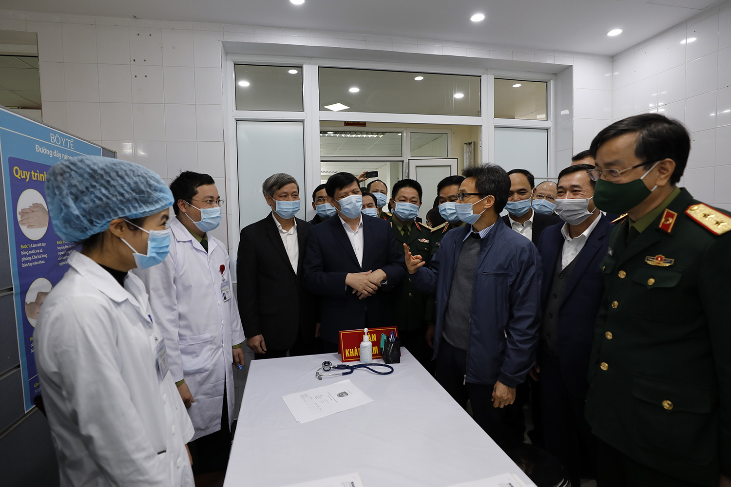 pho thu tuong vu duc dam nghe bao cao thu nghiem vaccine phong covid 19