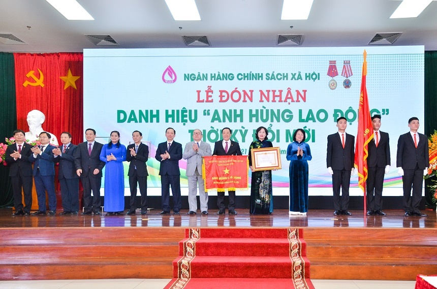 Ngân hàng Chính sách xã hội đón nhận danh hiệu Anh hùng Lao động thời kỳ đổi mới ngan hang chinh sach xa hoi don nhan danh hieu anh hung lao dong thoi ky doi moi