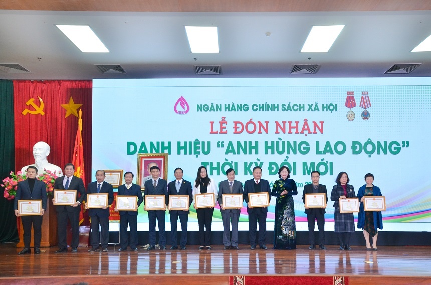 Ngân hàng Chính sách xã hội đón nhận danh hiệu Anh hùng Lao động thời kỳ đổi mới ngan hang chinh sach xa hoi don nhan danh hieu anh hung lao dong thoi ky doi moi