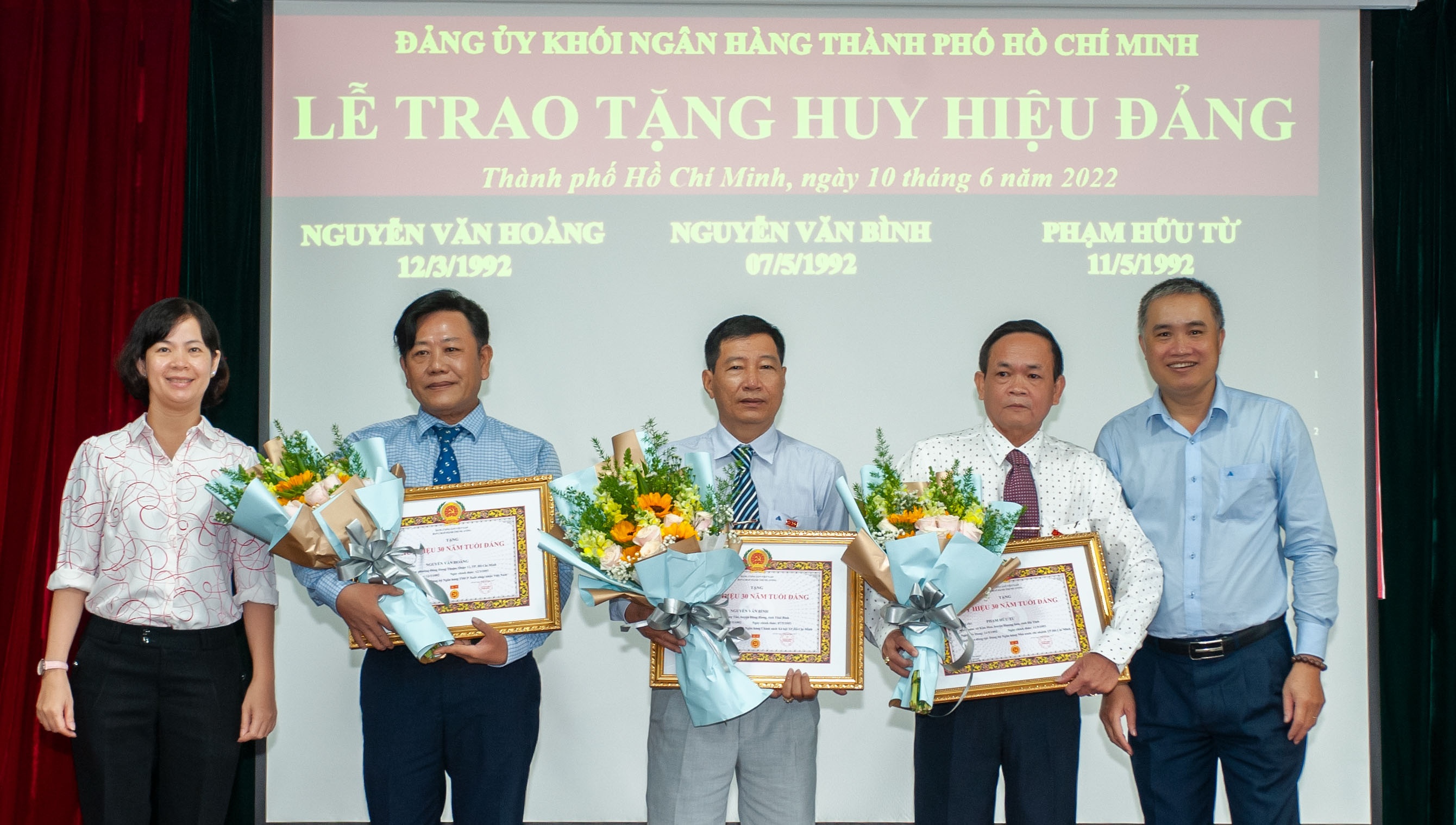 Trao tặng Huy hiệu 30 năm tuổi Đảng cho đảng viên thuộc Đảng bộ khối Ngân hàng TP.HCM