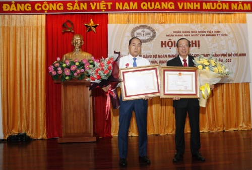 NHNN chi nhánh TP.HCM: Tổ chức trao Huân chương Lao động cho hai nguyên Phó giám đốc