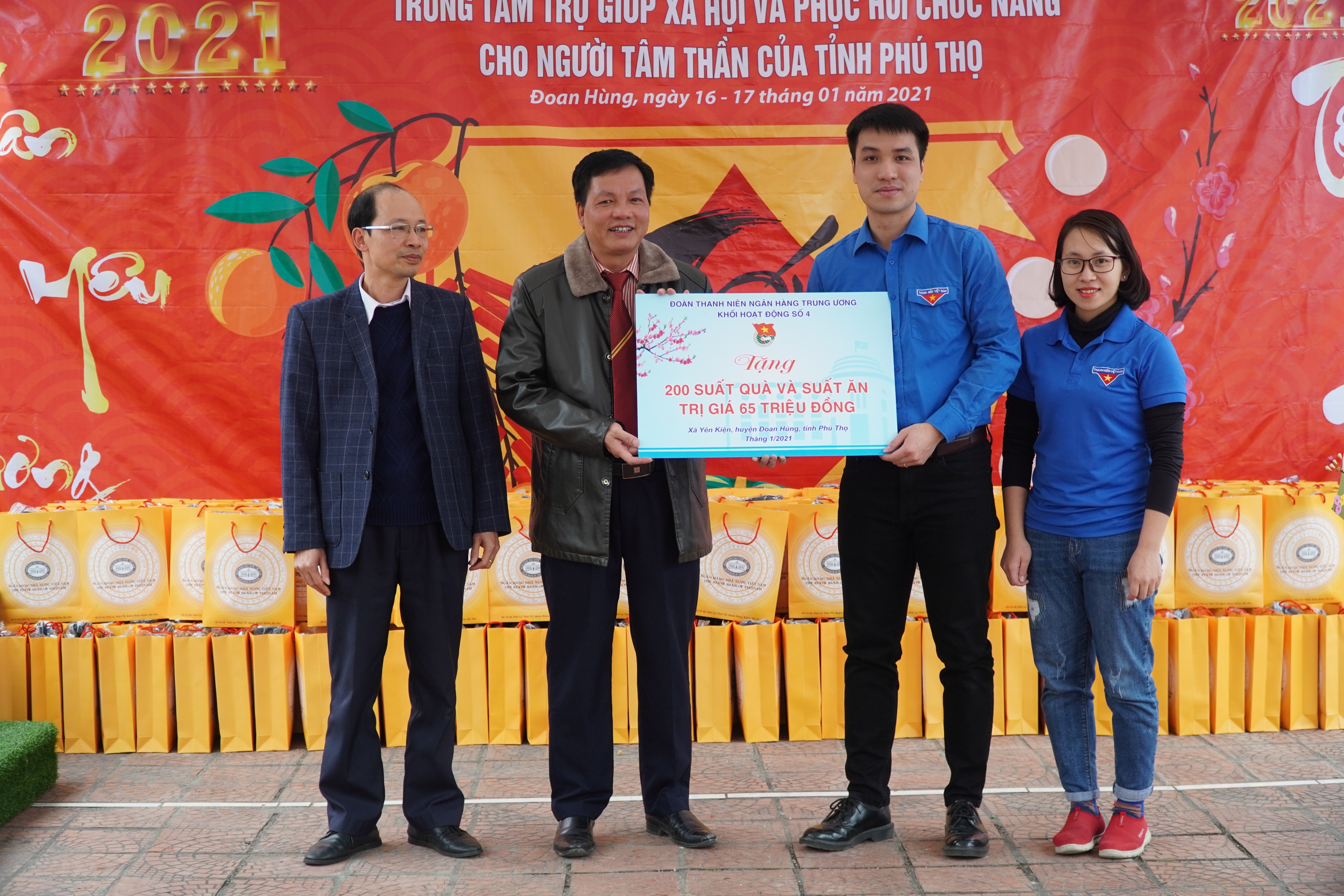 Khối hoạt động số 4 - Đoàn thanh niên NHTW tổ chức chương trình "Xuân yêu thương - Tết ấm tình" khoi hoat dong so 4 doan thanh nien nhtw to chuc chuong trinh xuan yeu thuong tet am tinh