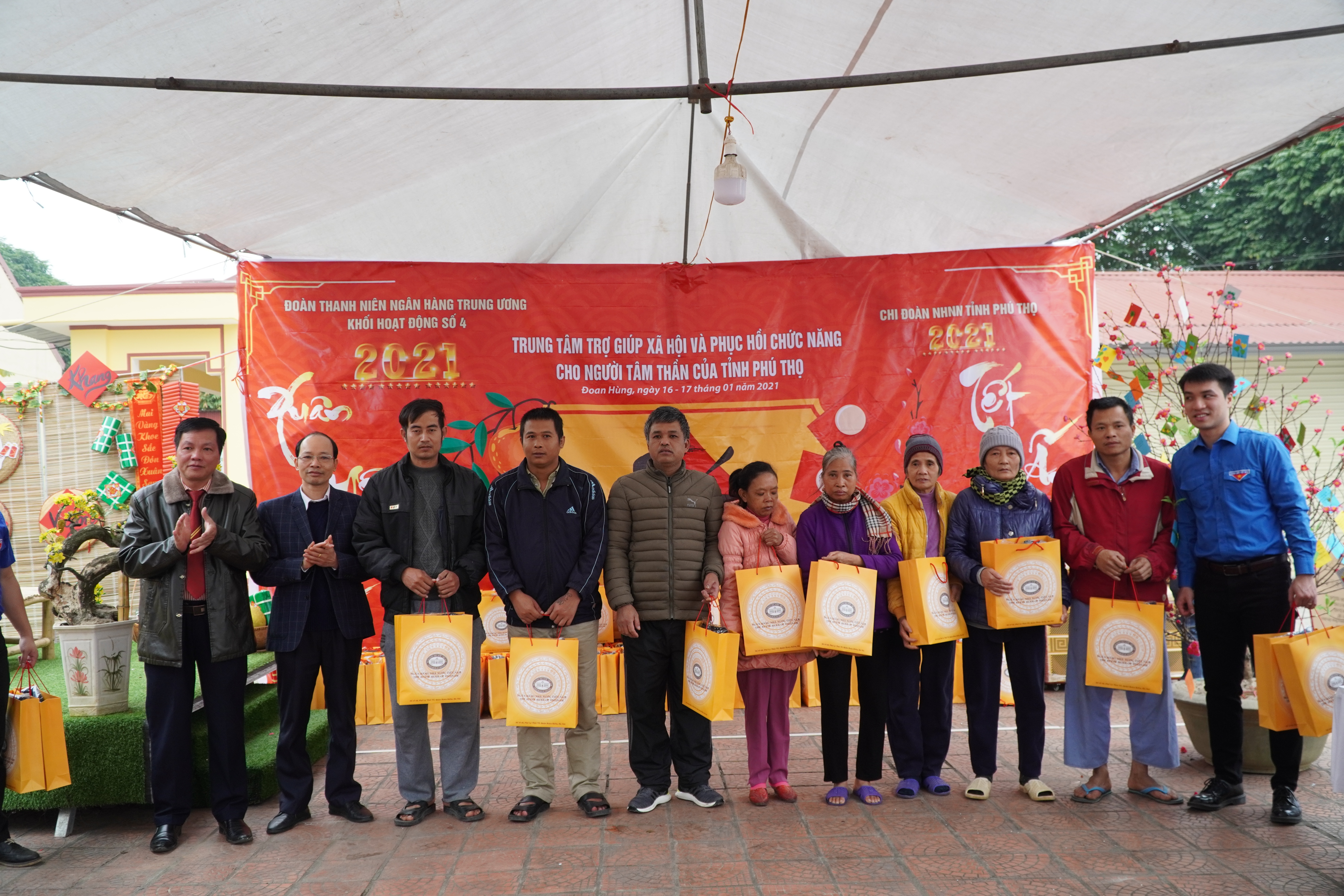 Khối hoạt động số 4 - Đoàn thanh niên NHTW tổ chức chương trình khoi hoat dong so 4 doan thanh nien nhtw to chuc chuong trinh xuan yeu thuong tet am tinh