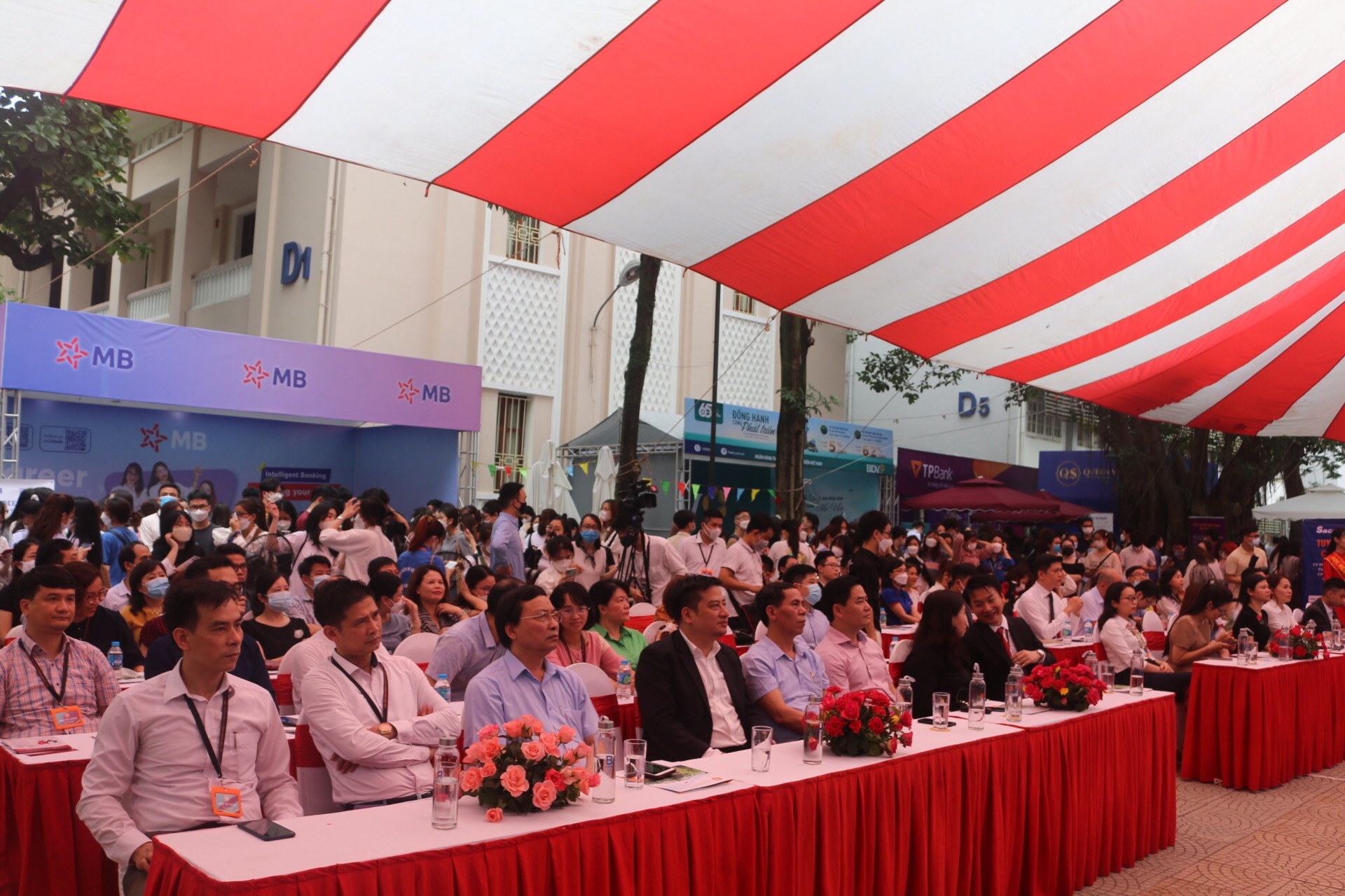 Khai mạc Hội chợ việc làm - Cầu nối nhân lực 2022 khai mac hoi cho viec lam cau noi nhan luc 2022