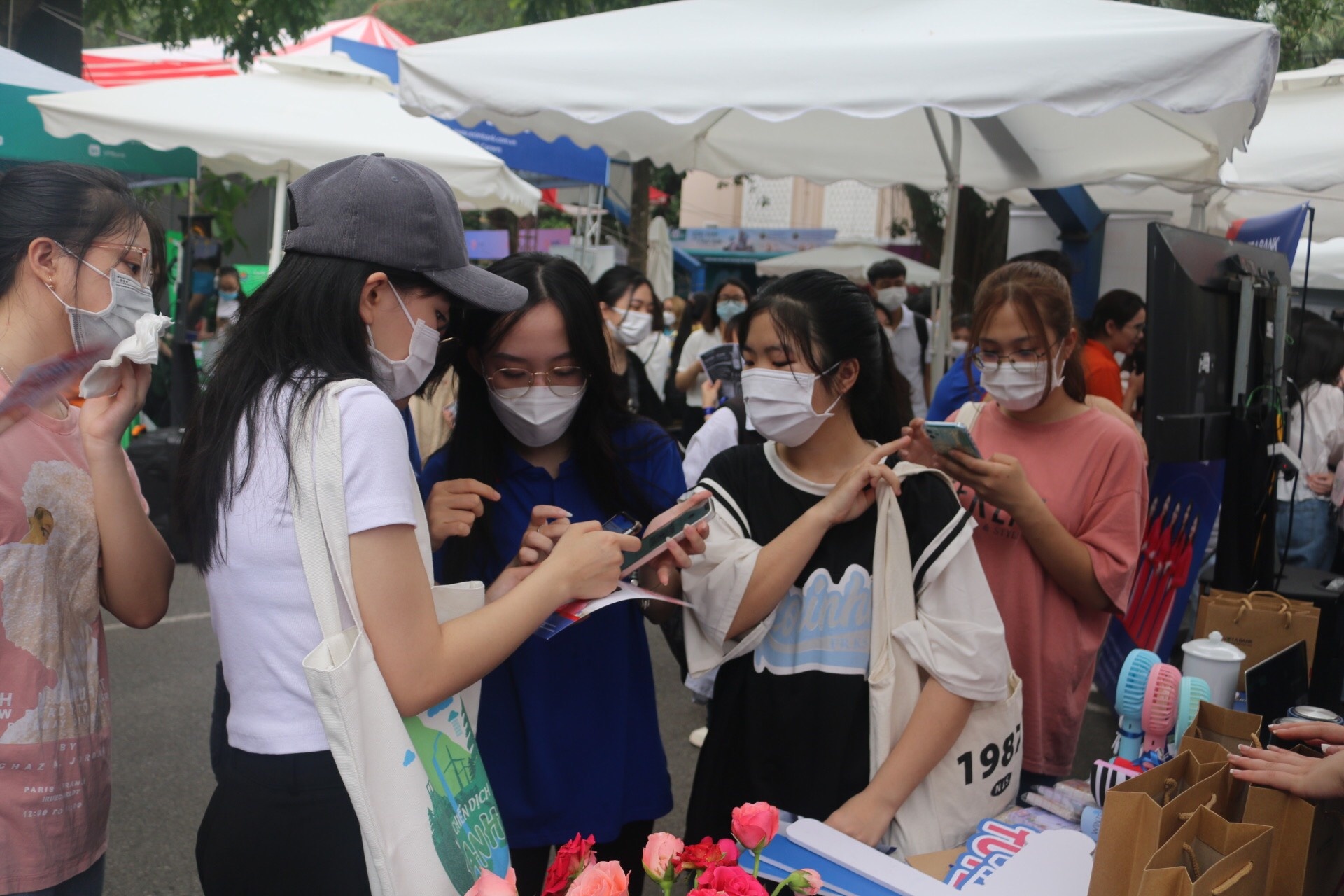 Khai mạc Hội chợ việc làm - Cầu nối nhân lực 2022 khai mac hoi cho viec lam cau noi nhan luc 2022