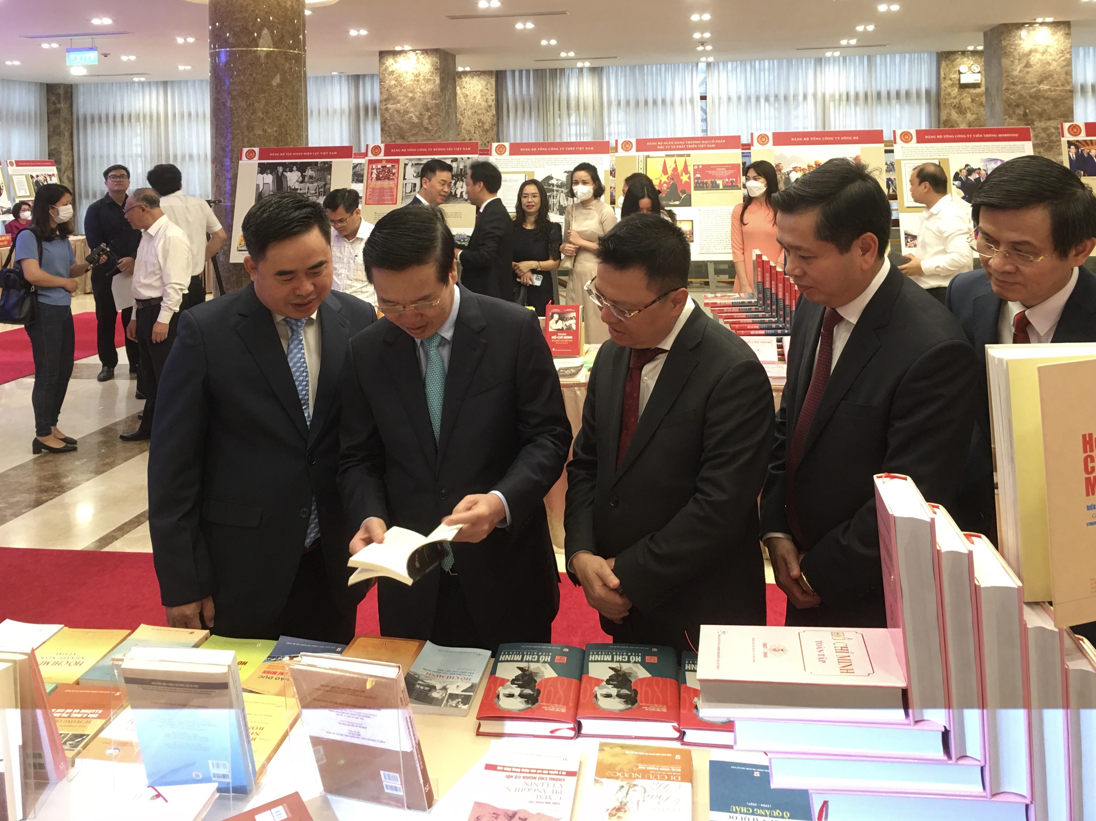 Khai mạc Triễn lãm ảnh và sách về Chủ tịch Hồ Chí Minh khai mac trien lam anh va sach ve chu tich ho chi minh