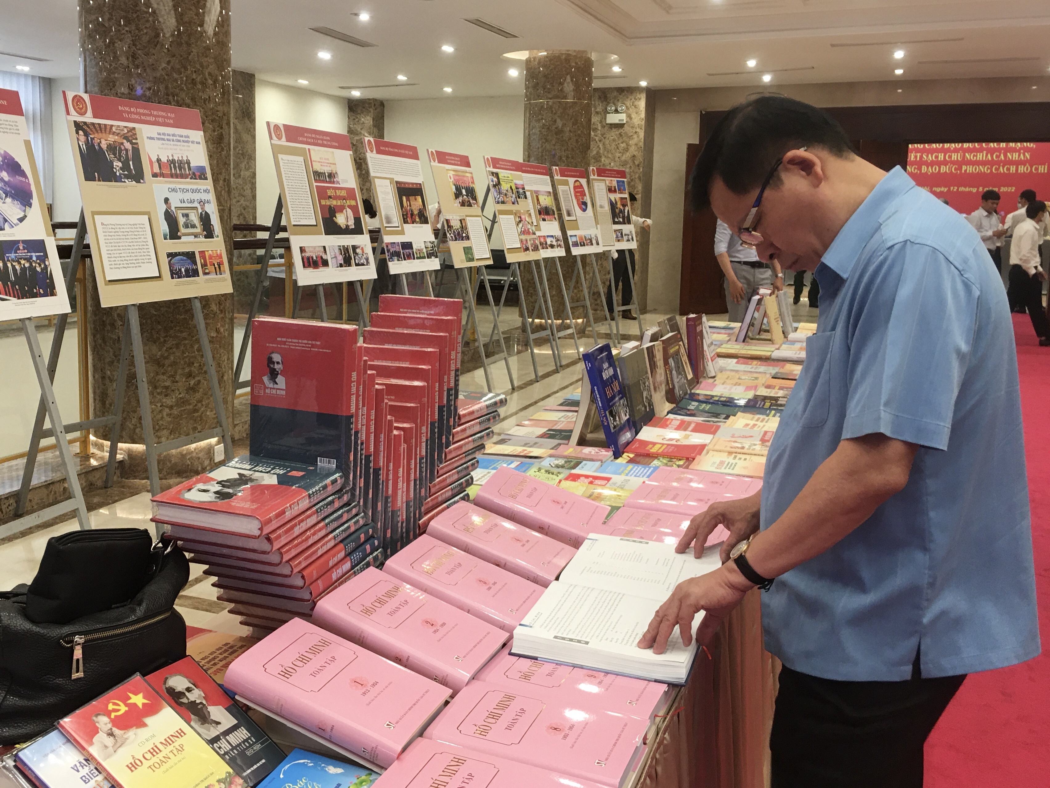 Khai mạc Triễn lãm ảnh và sách về Chủ tịch Hồ Chí Minh khai mac trien lam anh va sach ve chu tich ho chi minh