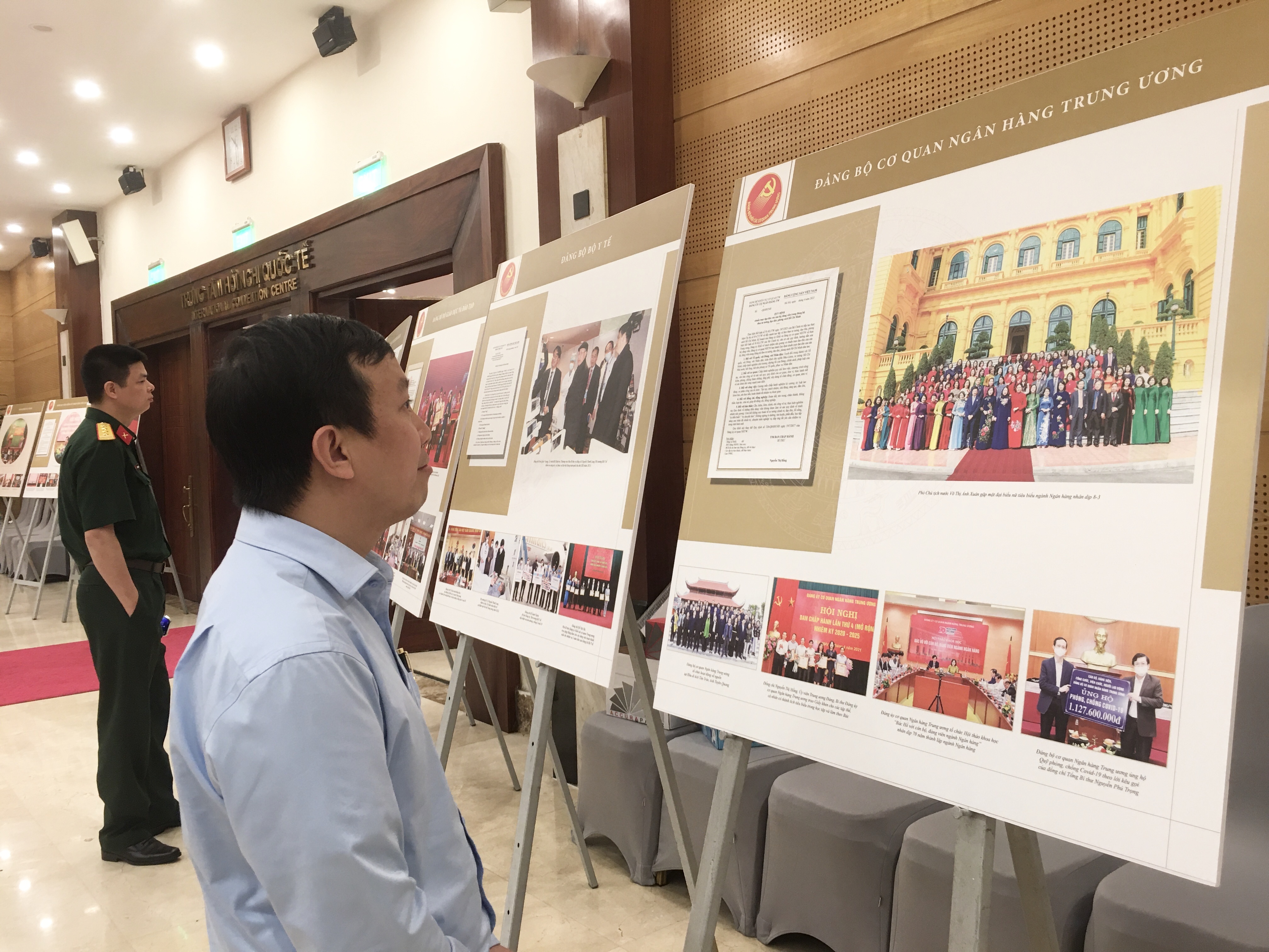 Khai mạc Triễn lãm ảnh và sách về Chủ tịch Hồ Chí Minh khai mac trien lam anh va sach ve chu tich ho chi minh