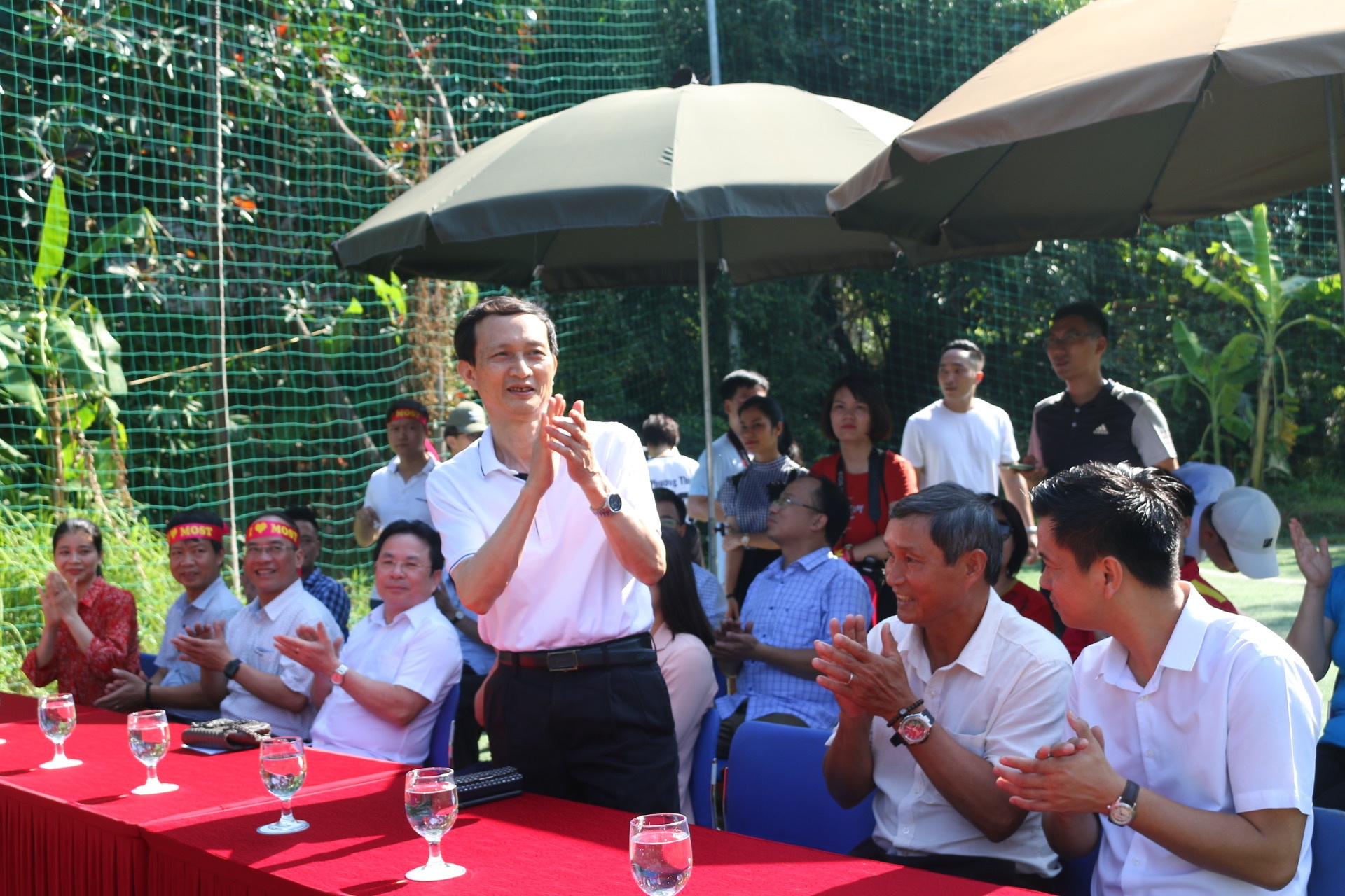 khai mac giai bong da nu ren luyen suc khoe san se yeu thuong