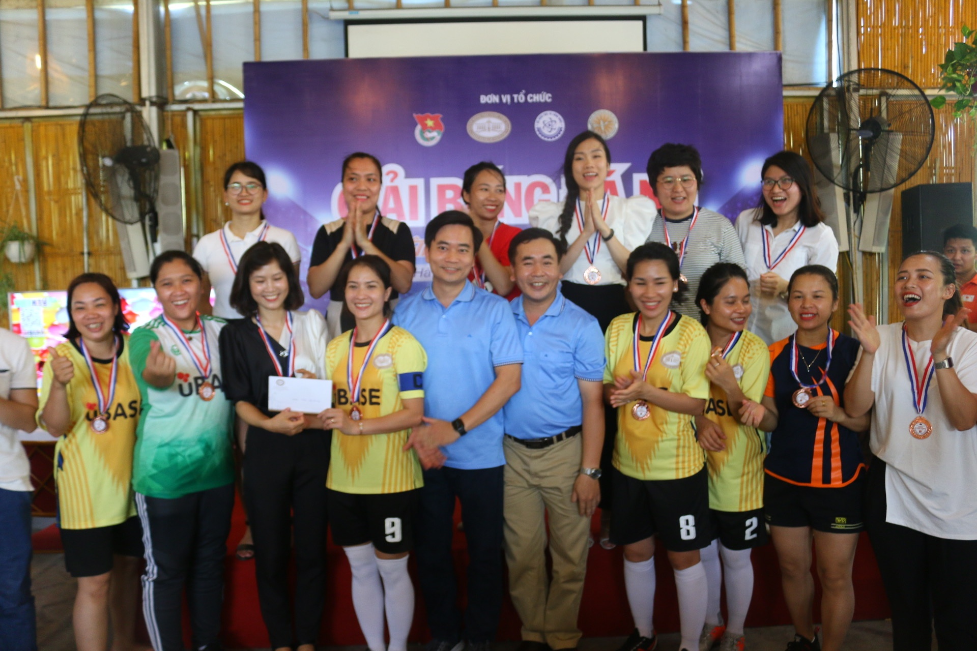 khai mac giai bong da nu ren luyen suc khoe san se yeu thuong