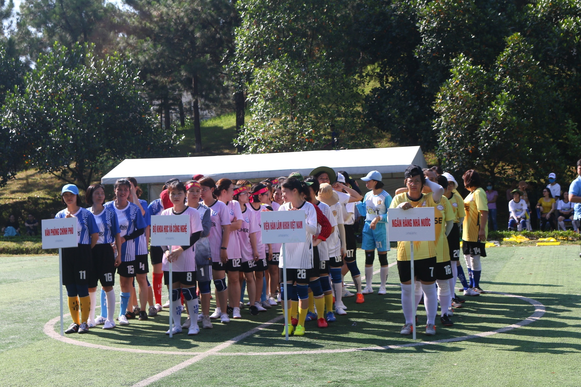 khai mac giai bong da nu ren luyen suc khoe san se yeu thuong