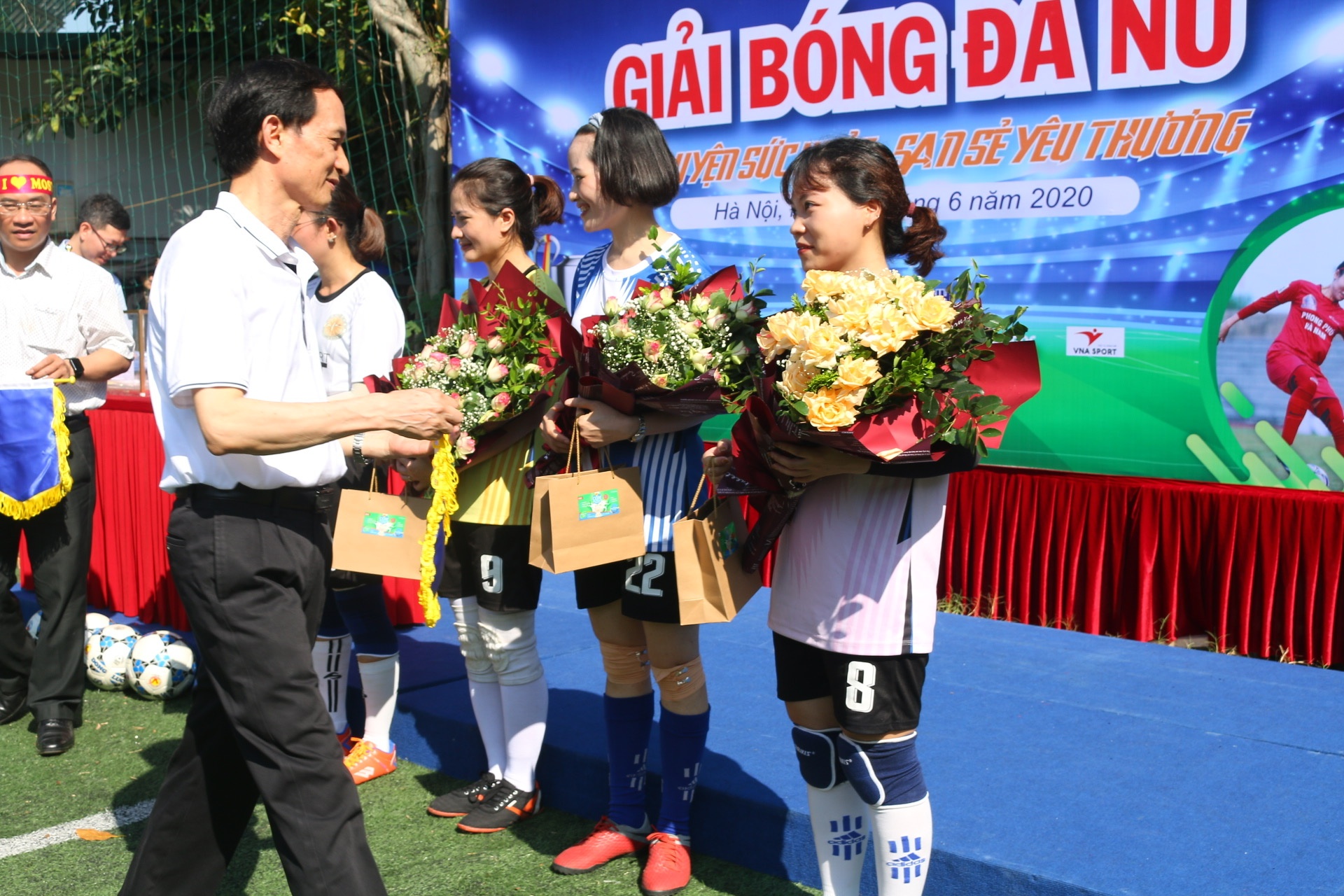 khai mac giai bong da nu ren luyen suc khoe san se yeu thuong