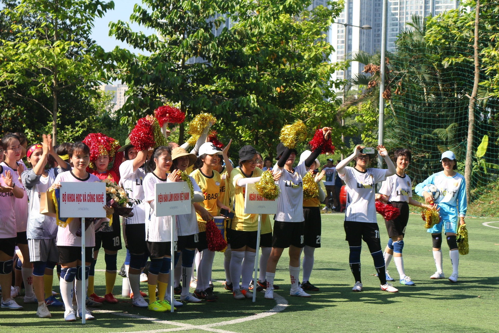 khai mac giai bong da nu ren luyen suc khoe san se yeu thuong