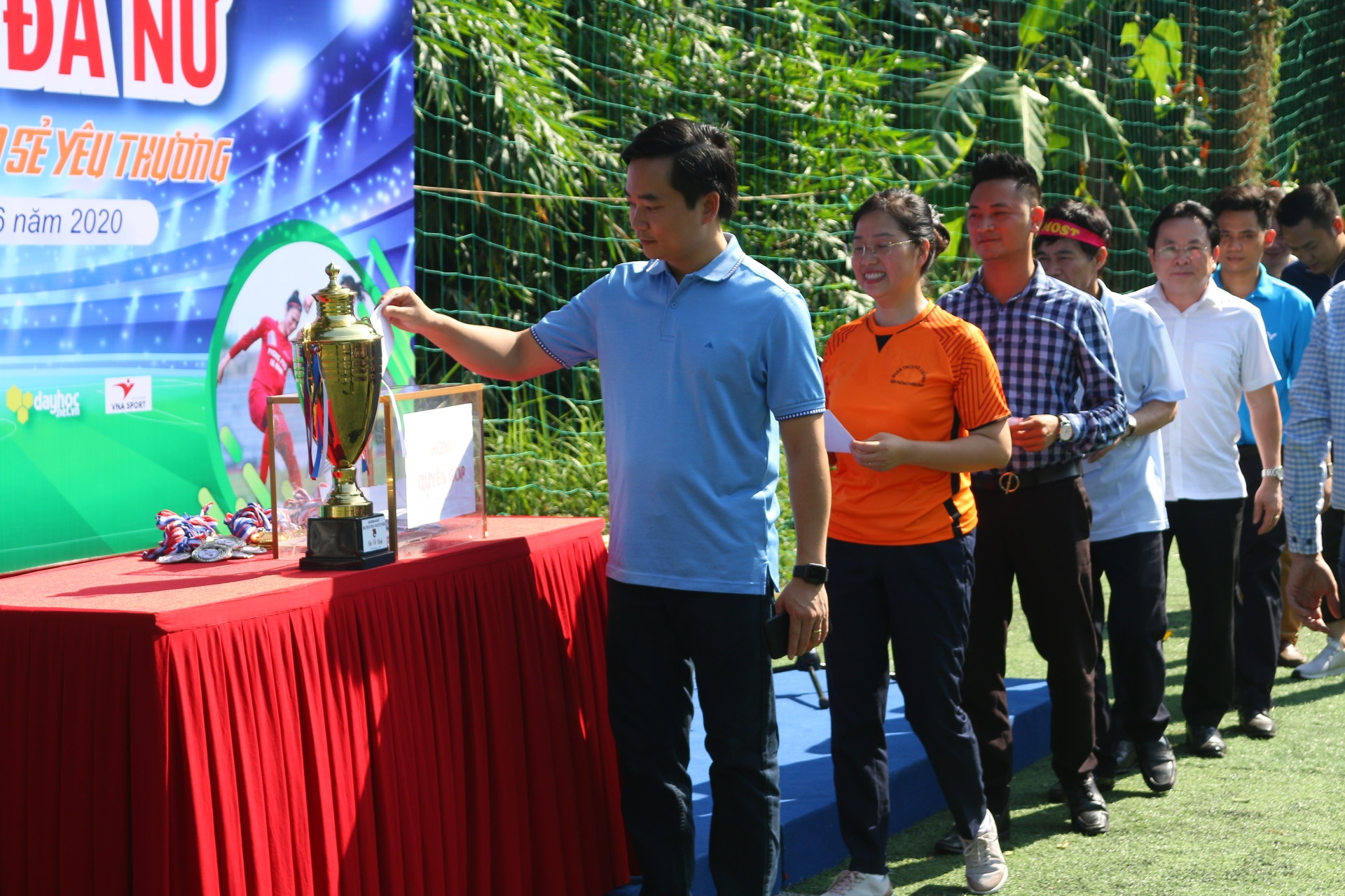 khai mac giai bong da nu ren luyen suc khoe san se yeu thuong