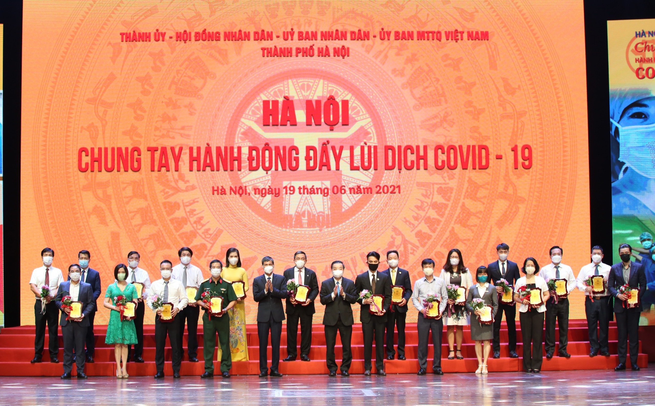 ha noi chung tay hanh dong day lui dich covid 19