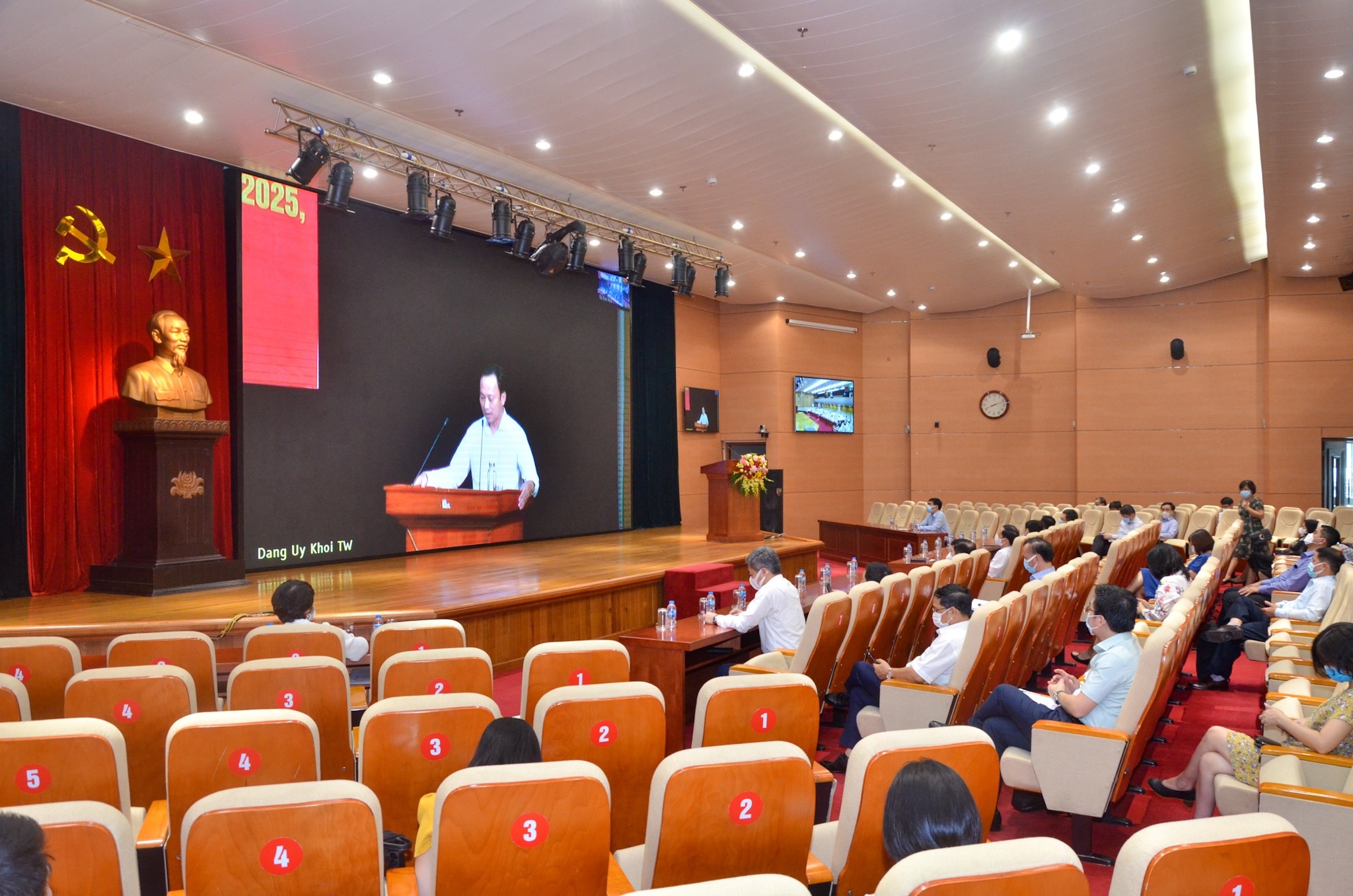 dang uy co quan ngan hang trung uong quyet tam thuc hien hieu qua nghi quyet dai hoi xiii