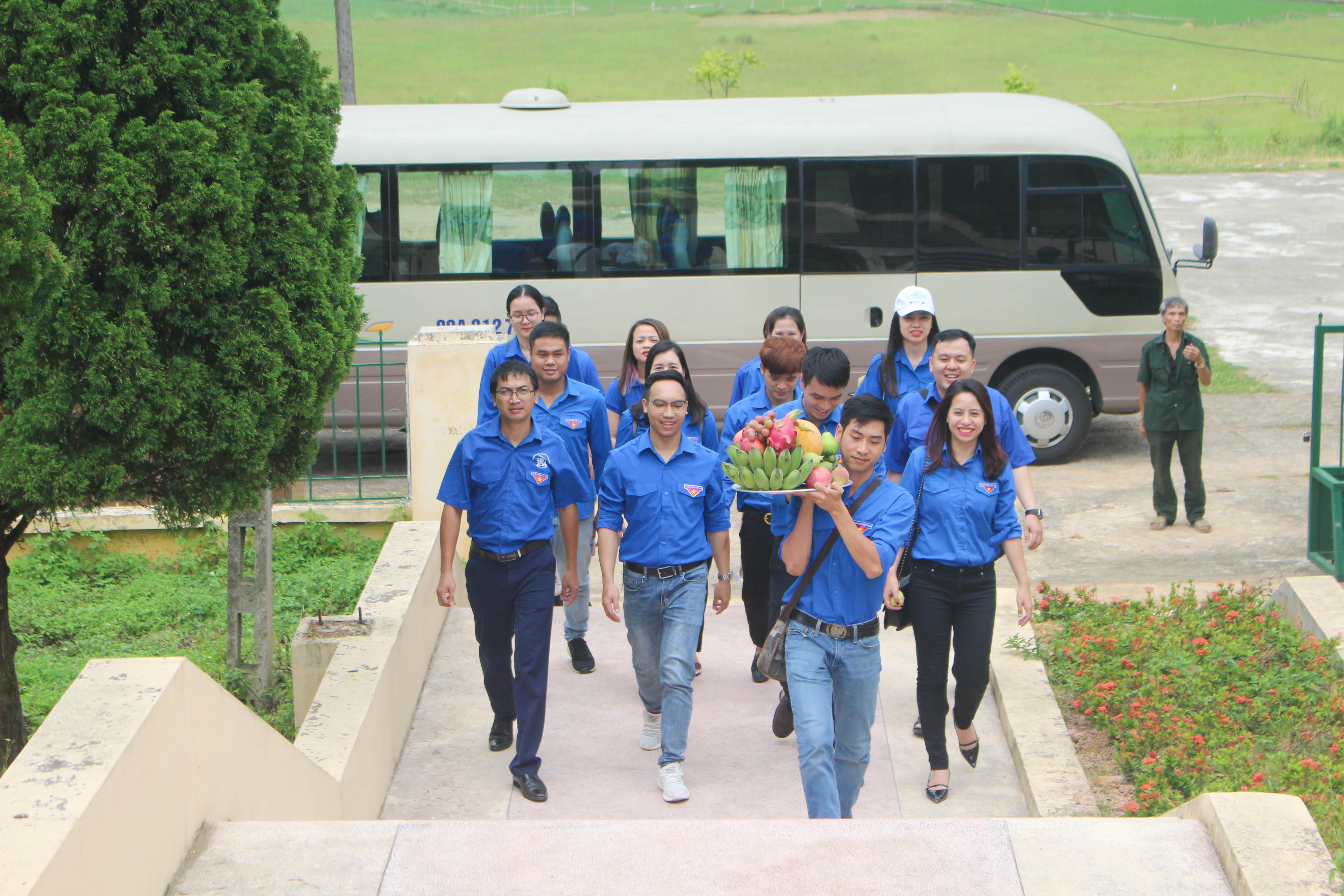 Thanh niên Ngân hàng dâng hương tưởng niệm các anh hùng liệt sĩ thanh nien ngan hang dang huong tuong niem cac anh hung liet si