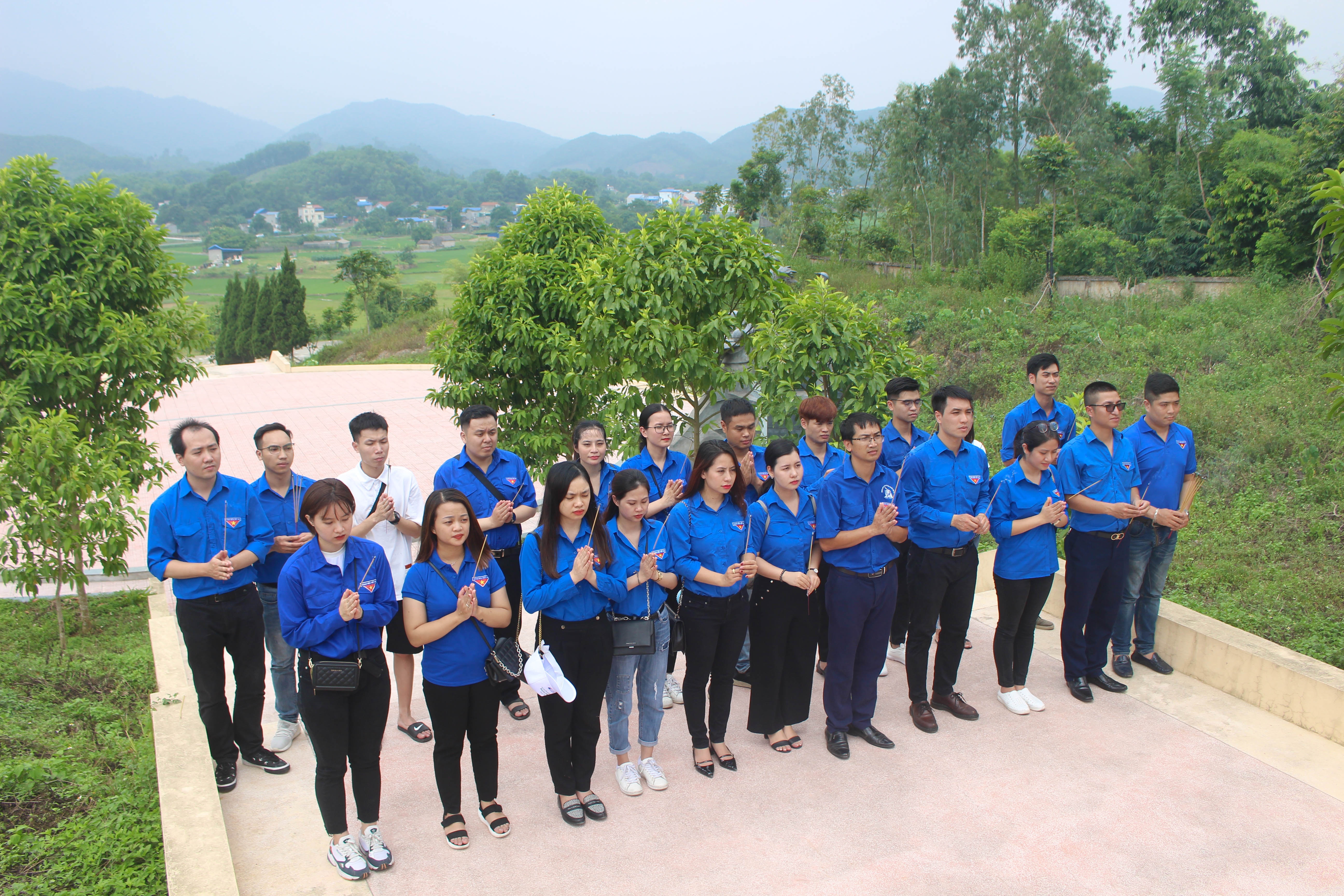 Thanh niên Ngân hàng dâng hương tưởng niệm các anh hùng liệt sĩ thanh nien ngan hang dang huong tuong niem cac anh hung liet si