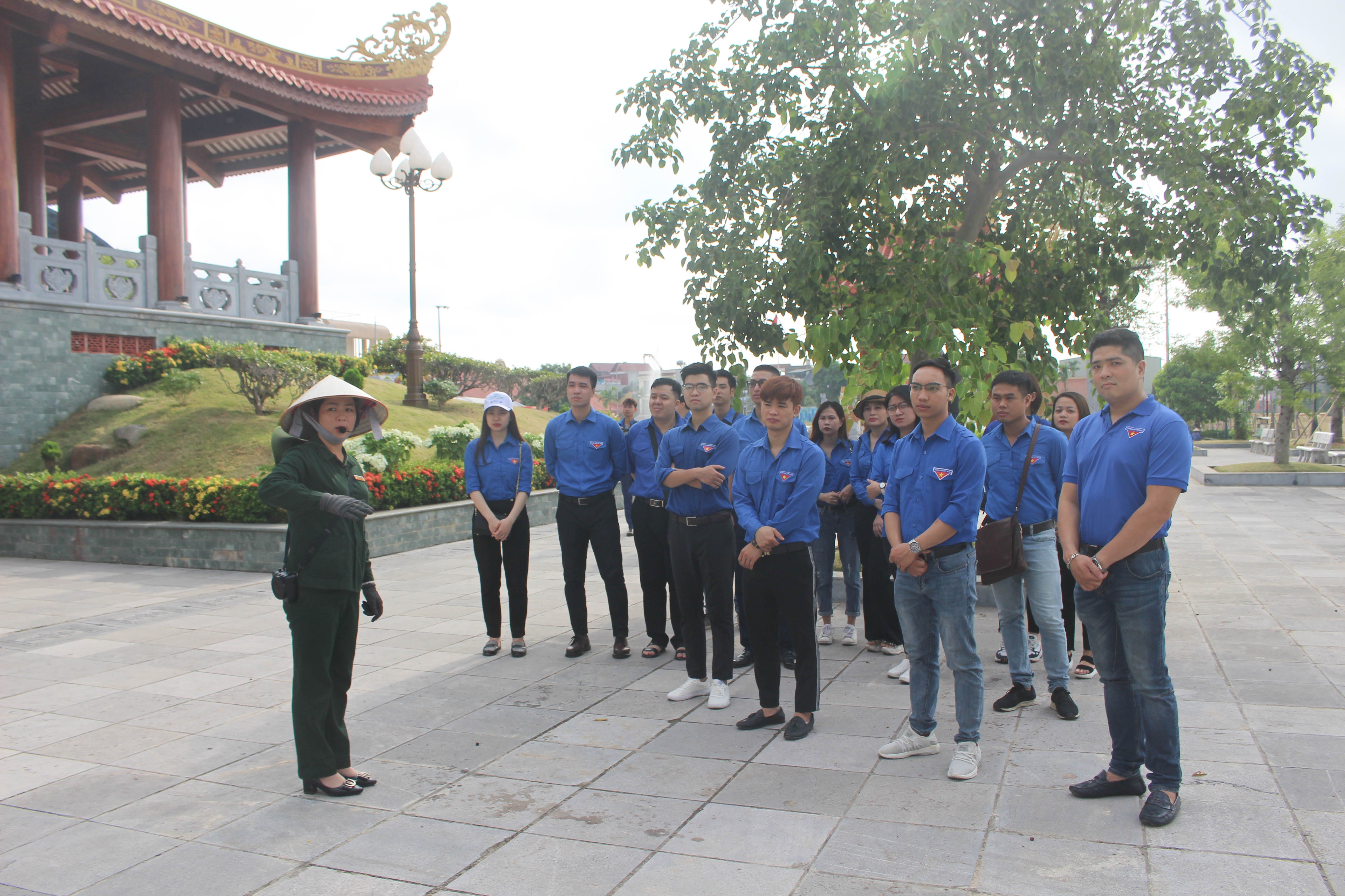 Thanh niên Ngân hàng dâng hương tưởng niệm các anh hùng liệt sĩ thanh nien ngan hang dang huong tuong niem cac anh hung liet si