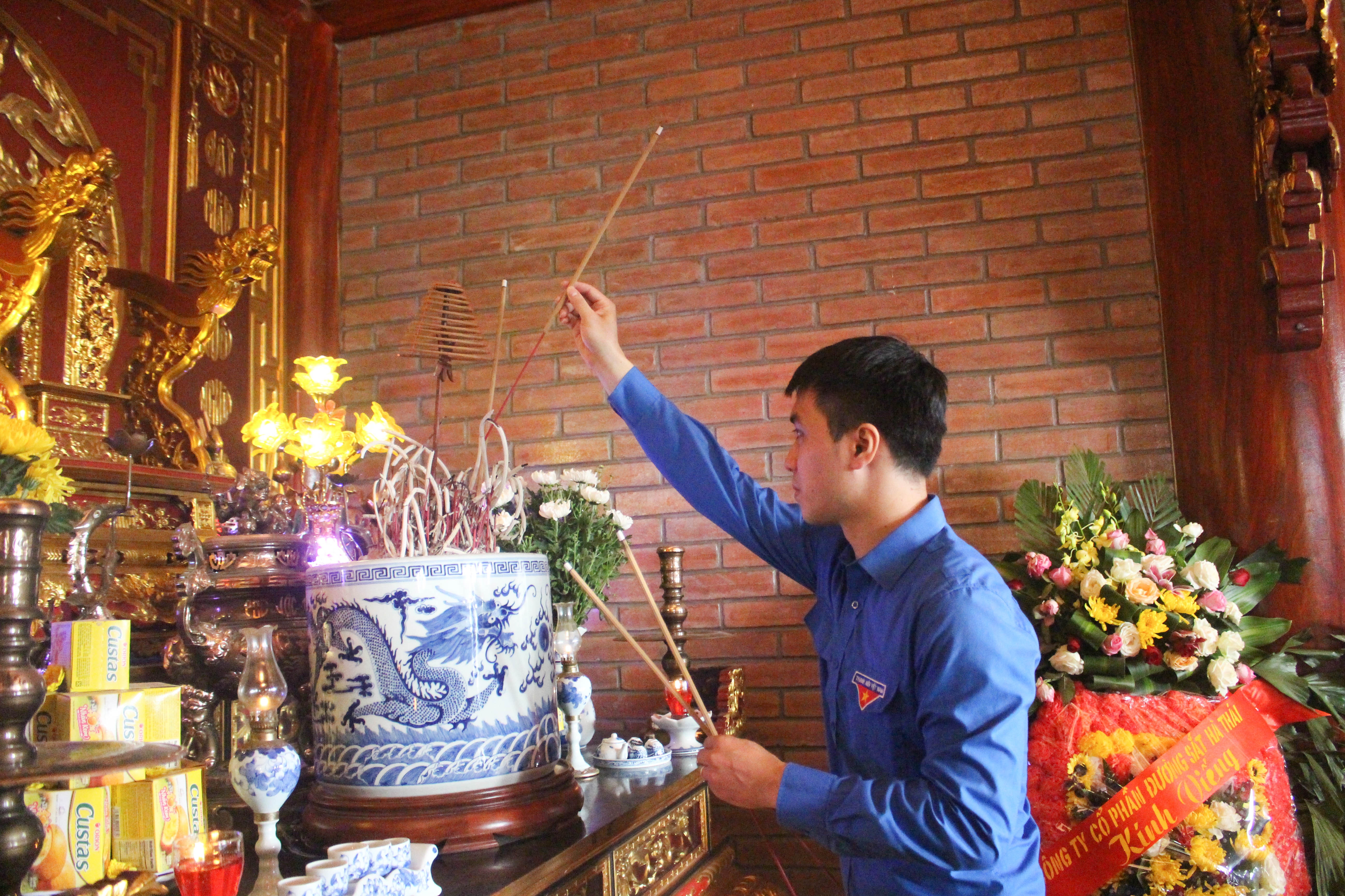 Thanh niên Ngân hàng dâng hương tưởng niệm các anh hùng liệt sĩ thanh nien ngan hang dang huong tuong niem cac anh hung liet si