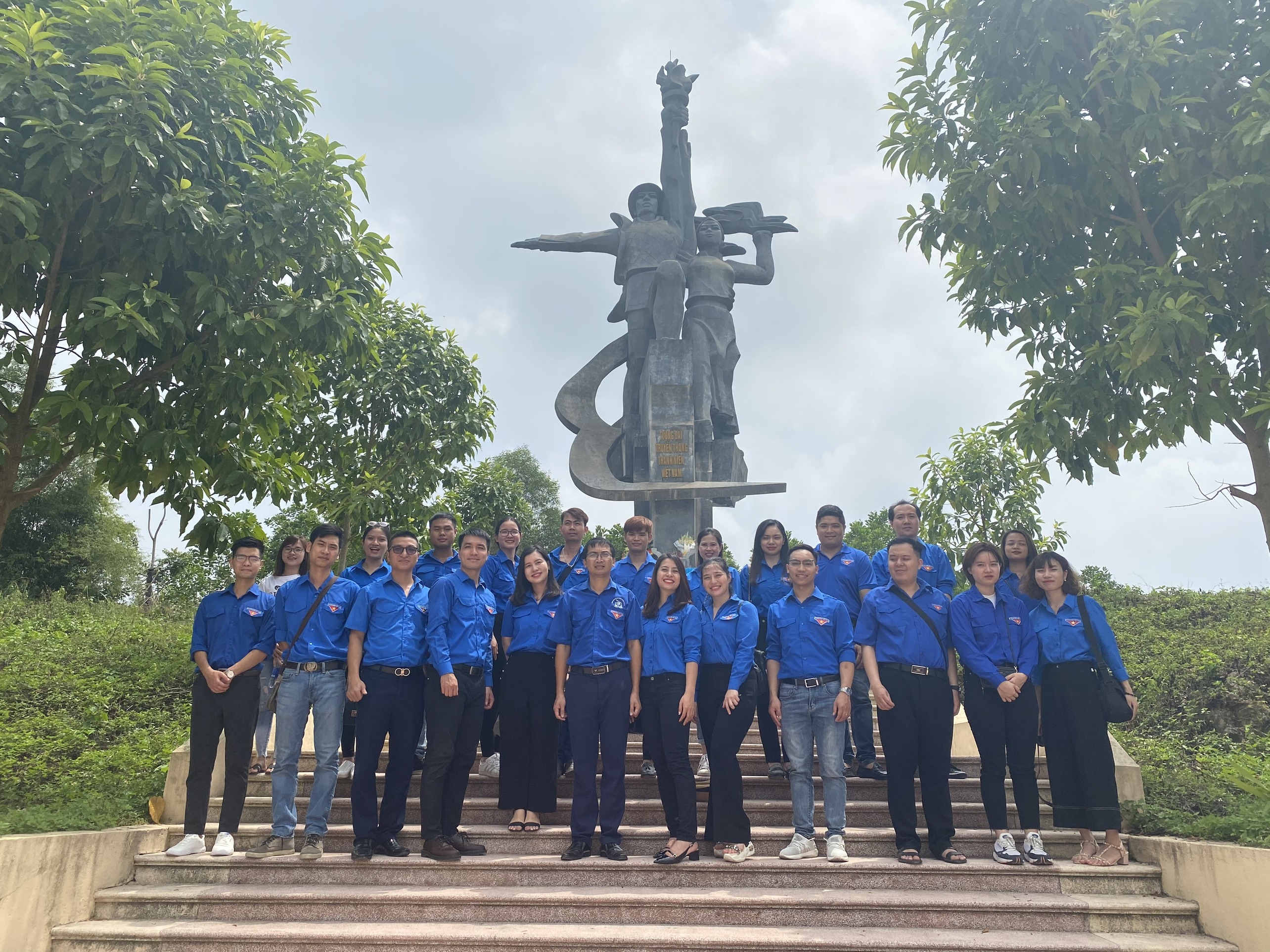 Thanh niên Ngân hàng dâng hương tưởng niệm các anh hùng liệt sĩ thanh nien ngan hang dang huong tuong niem cac anh hung liet si