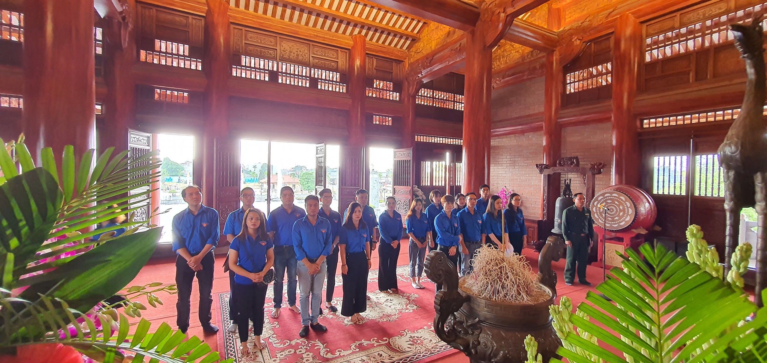 Thanh niên Ngân hàng dâng hương tưởng niệm các anh hùng liệt sĩ thanh nien ngan hang dang huong tuong niem cac anh hung liet si