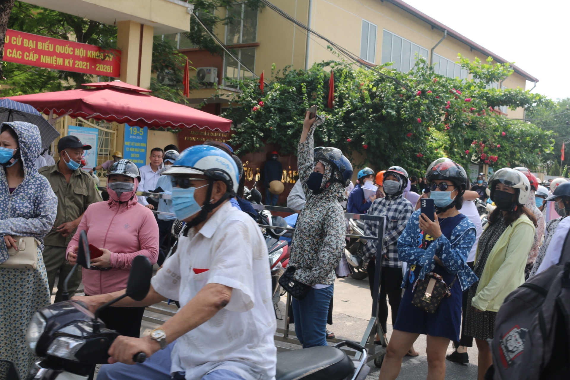 Sĩ tử cả nước vượt buổi thi tốt nghiệp THPT Quốc gia 2021 đầu tiên si tu ca nuoc vuot buoi thi tot nghiep thpt quoc gia 2021 dau tien