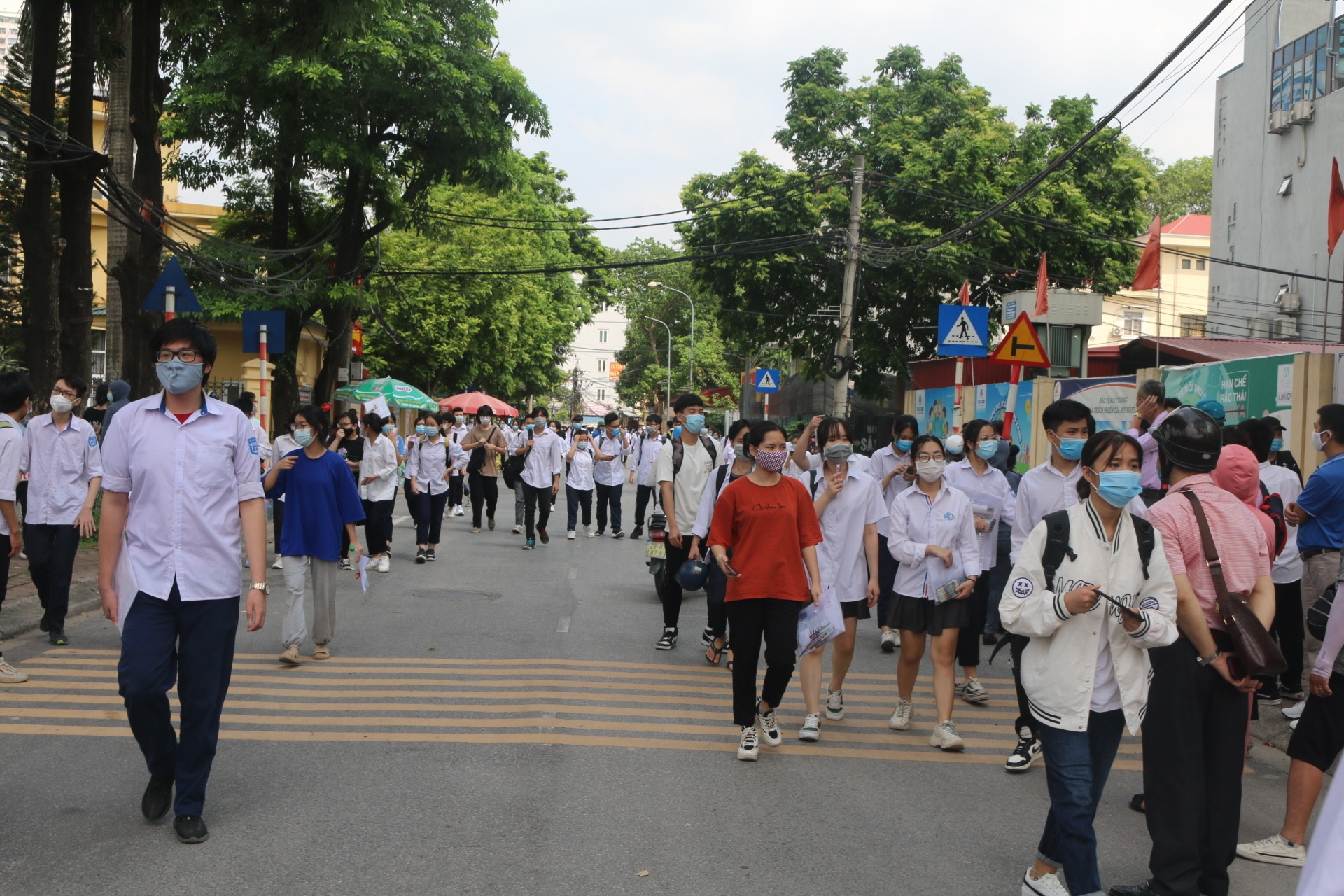 Sĩ tử cả nước vượt buổi thi tốt nghiệp THPT Quốc gia 2021 đầu tiên si tu ca nuoc vuot buoi thi tot nghiep thpt quoc gia 2021 dau tien