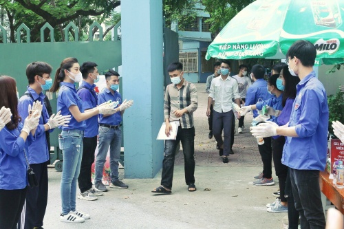 hinh anh ve ngay thi dau tien cua ky thi tot nghiep thpt 2020