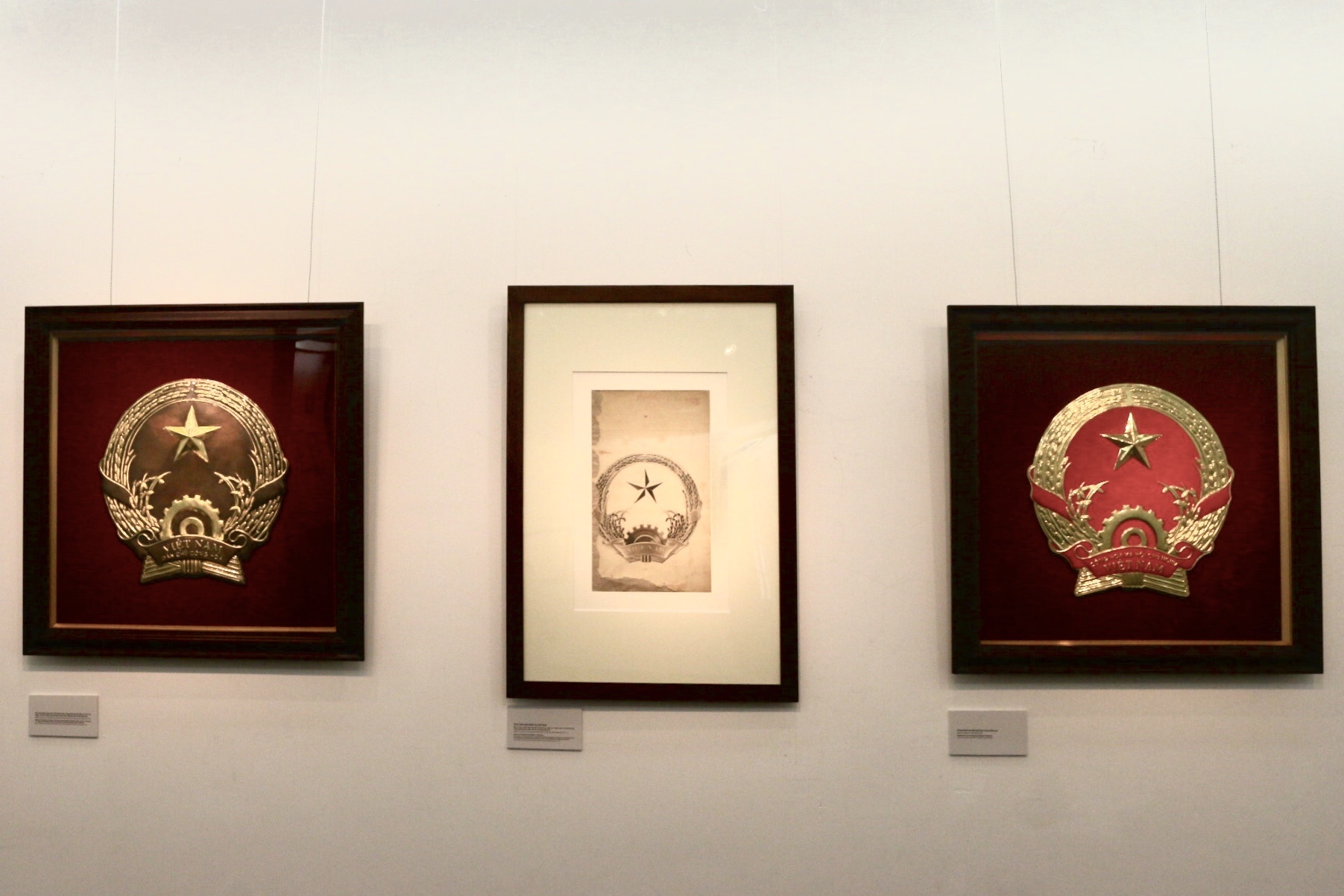 Chiêm ngưỡng mẫu phác thảo Quốc huy và tiền giấy của cố họa sĩ Bùi Trang Chước chiem nguong mau phac thao quoc huy va tien giay cua co hoa si bui trang chuoc