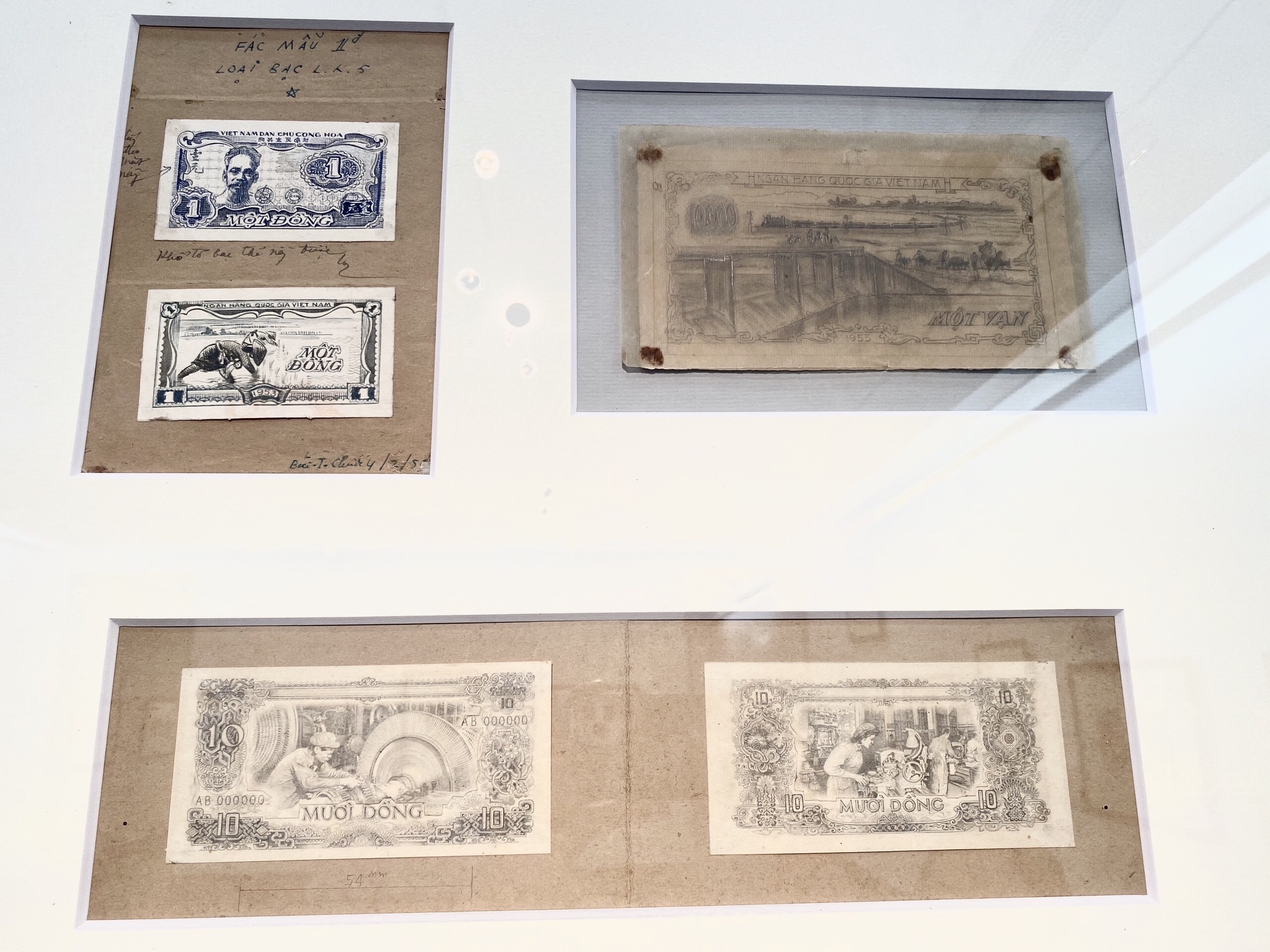 Chiêm ngưỡng mẫu phác thảo Quốc huy và tiền giấy của cố họa sĩ Bùi Trang Chước chiem nguong mau phac thao quoc huy va tien giay cua co hoa si bui trang chuoc