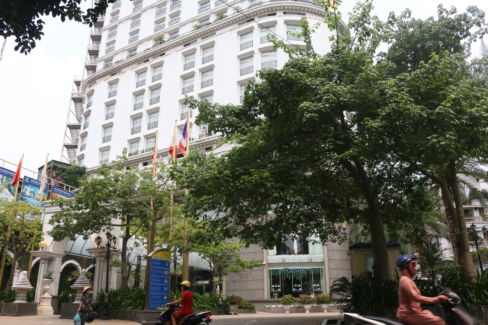 ap luc tu dich covid 19 khach san pho co o at rao ban