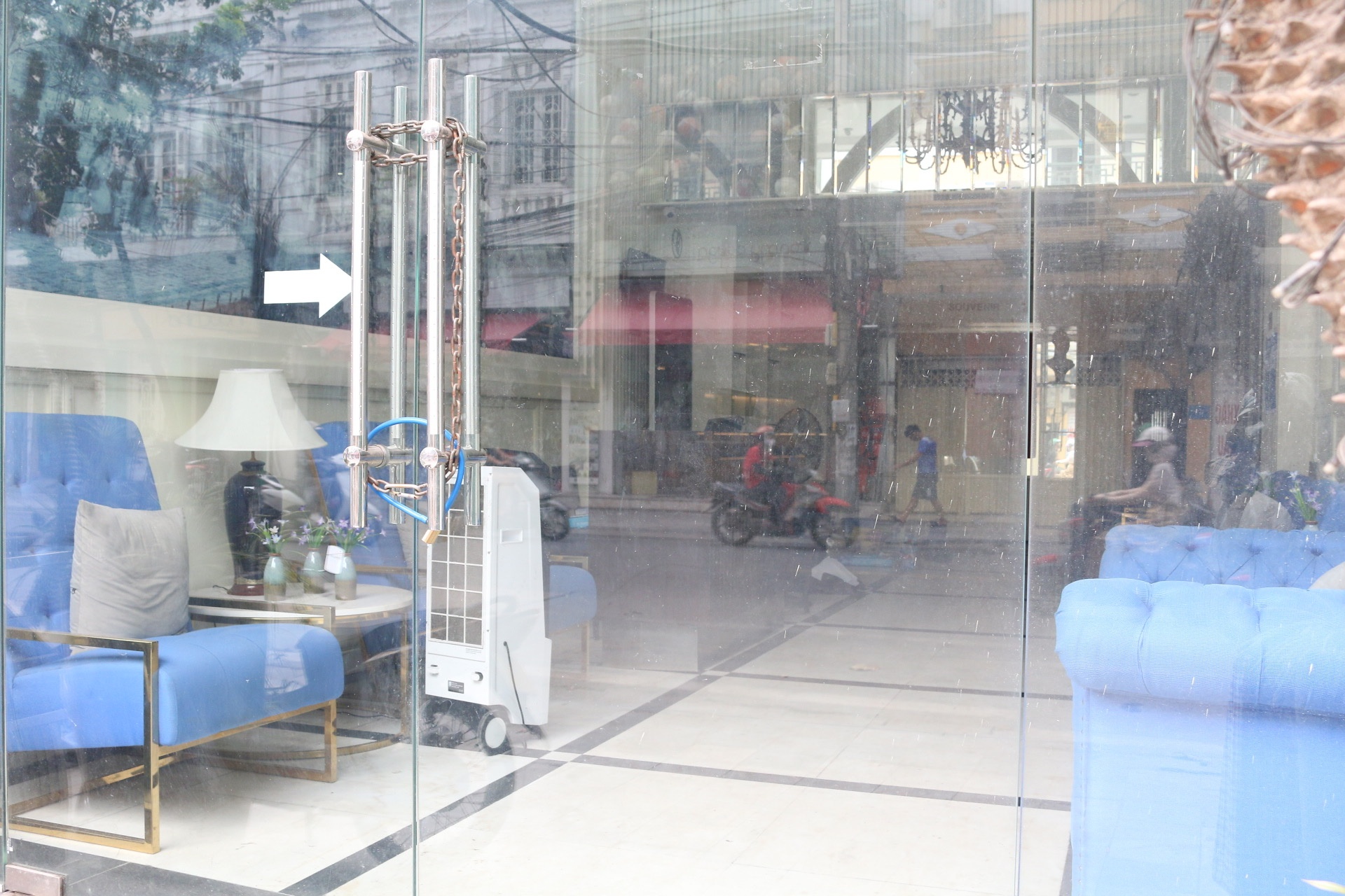 ap luc tu dich covid 19 khach san pho co o at rao ban