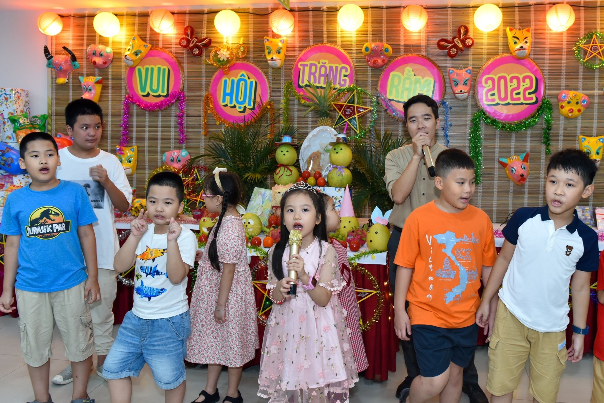 vui tet trung thu cung con em can bo phong vien thoi bao ngan hang