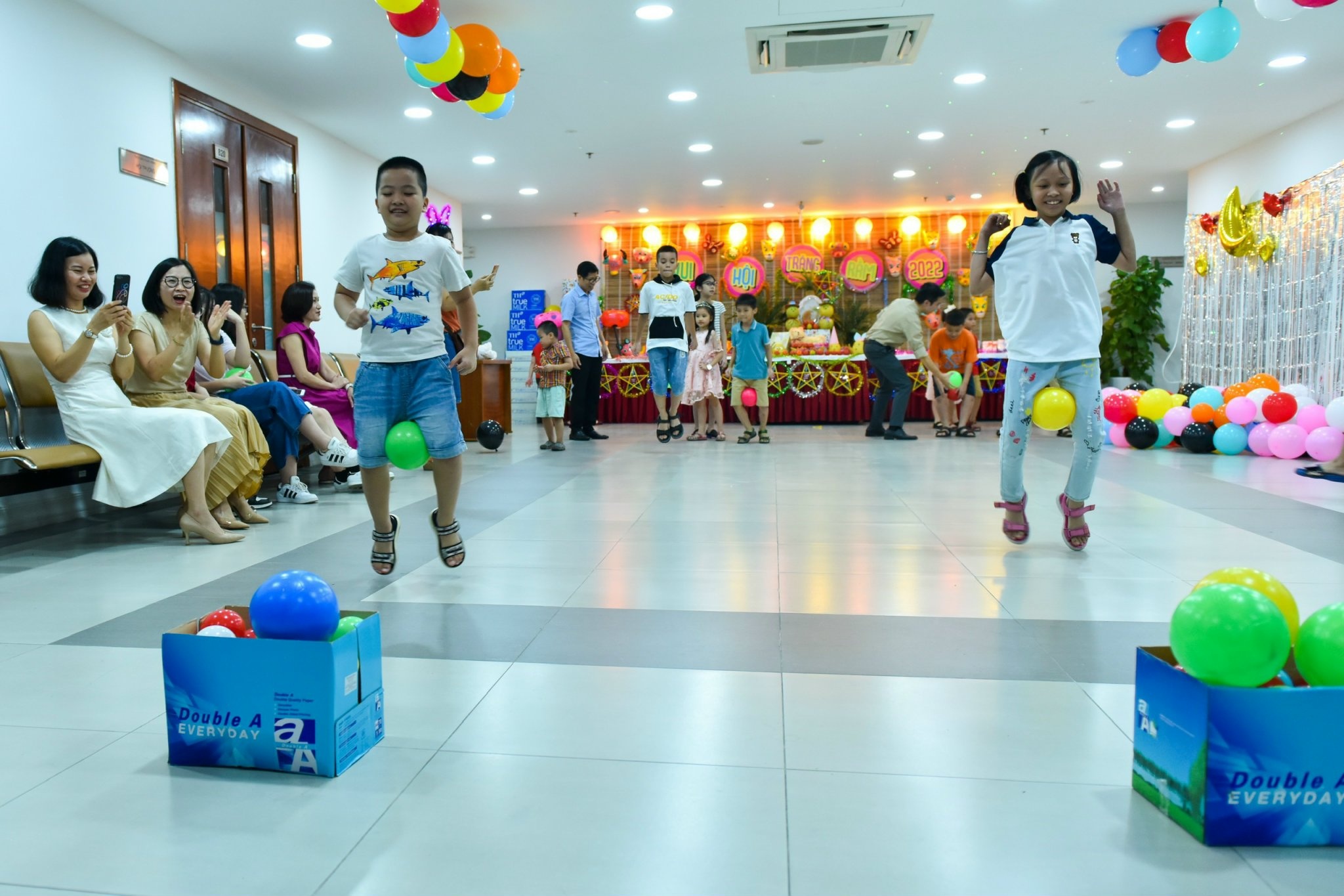 vui tet trung thu cung con em can bo phong vien thoi bao ngan hang