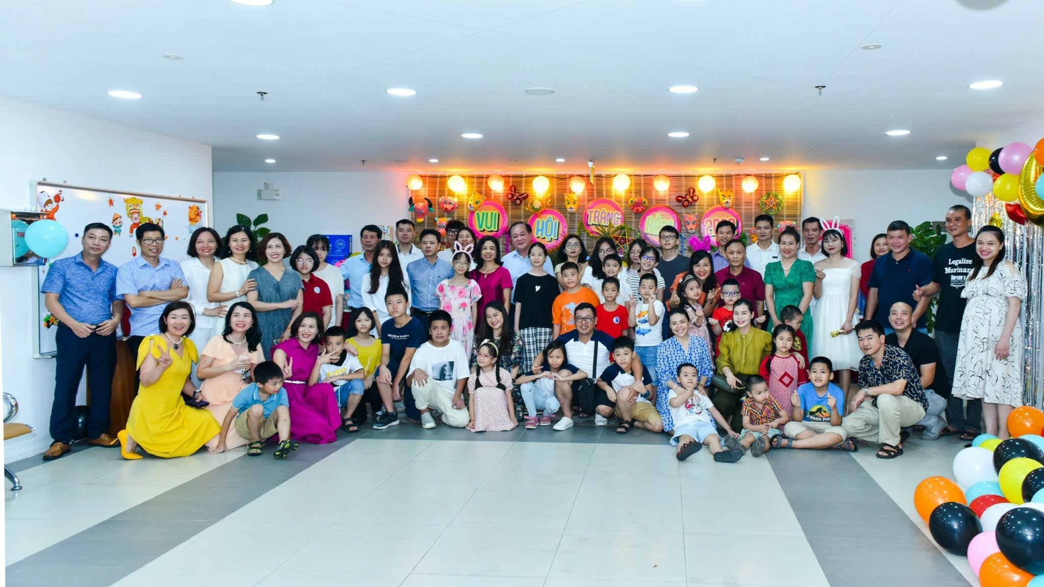 vui tet trung thu cung con em can bo phong vien thoi bao ngan hang