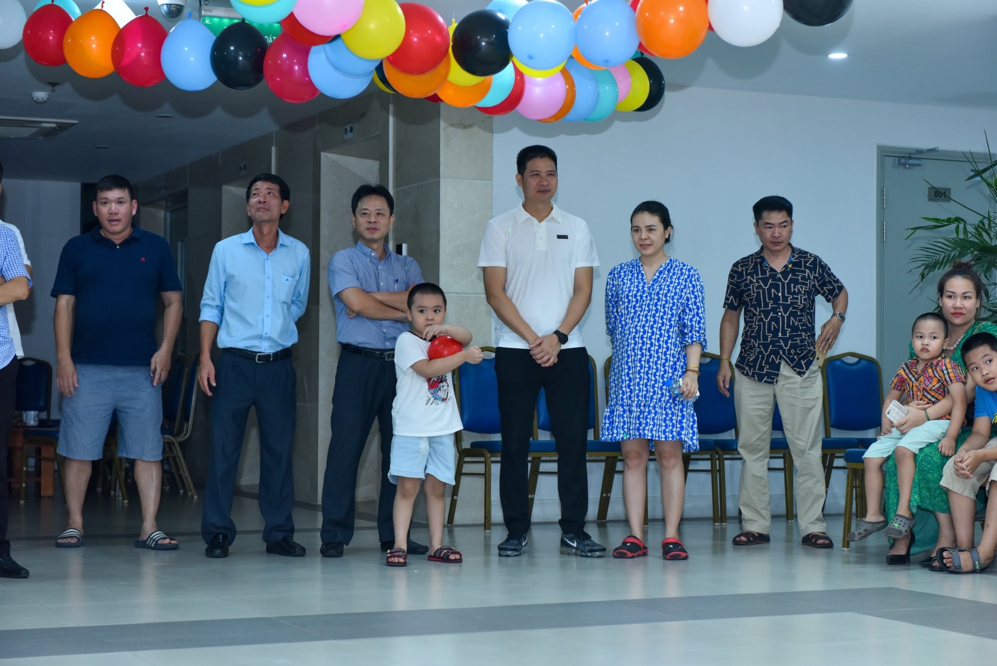 vui tet trung thu cung con em can bo phong vien thoi bao ngan hang