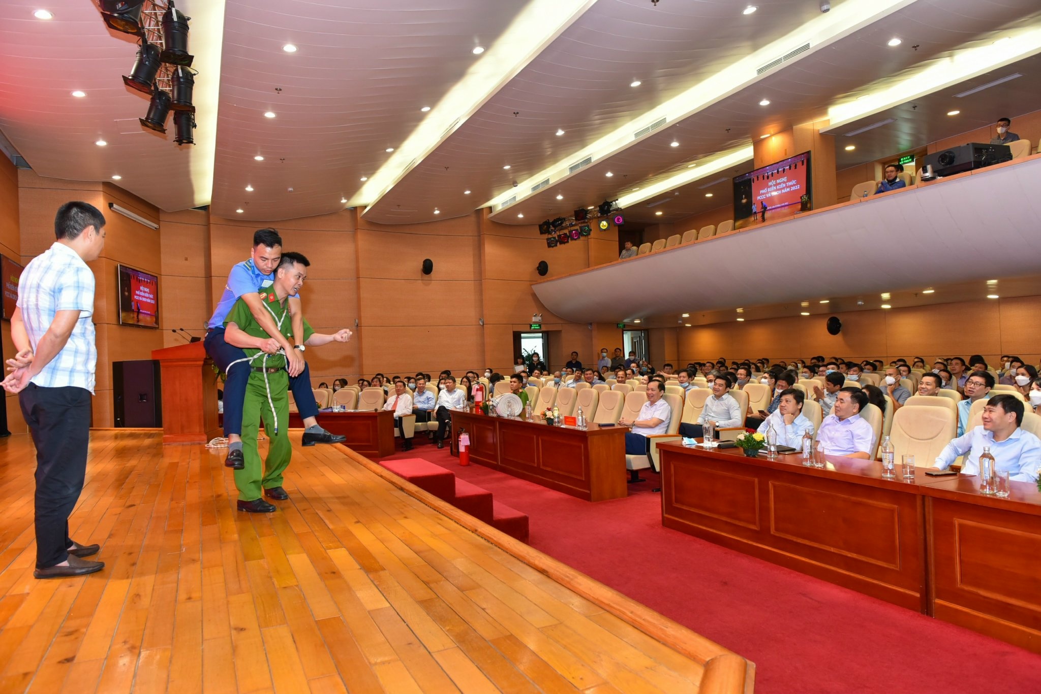 Tiếp tục củng cố lực lượng phòng cháy, chữa cháy tại cơ quan Ngân hàng Trung ương tiep tuc cung co luc luong phong chay chua chay tai co quan ngan hang trung uong