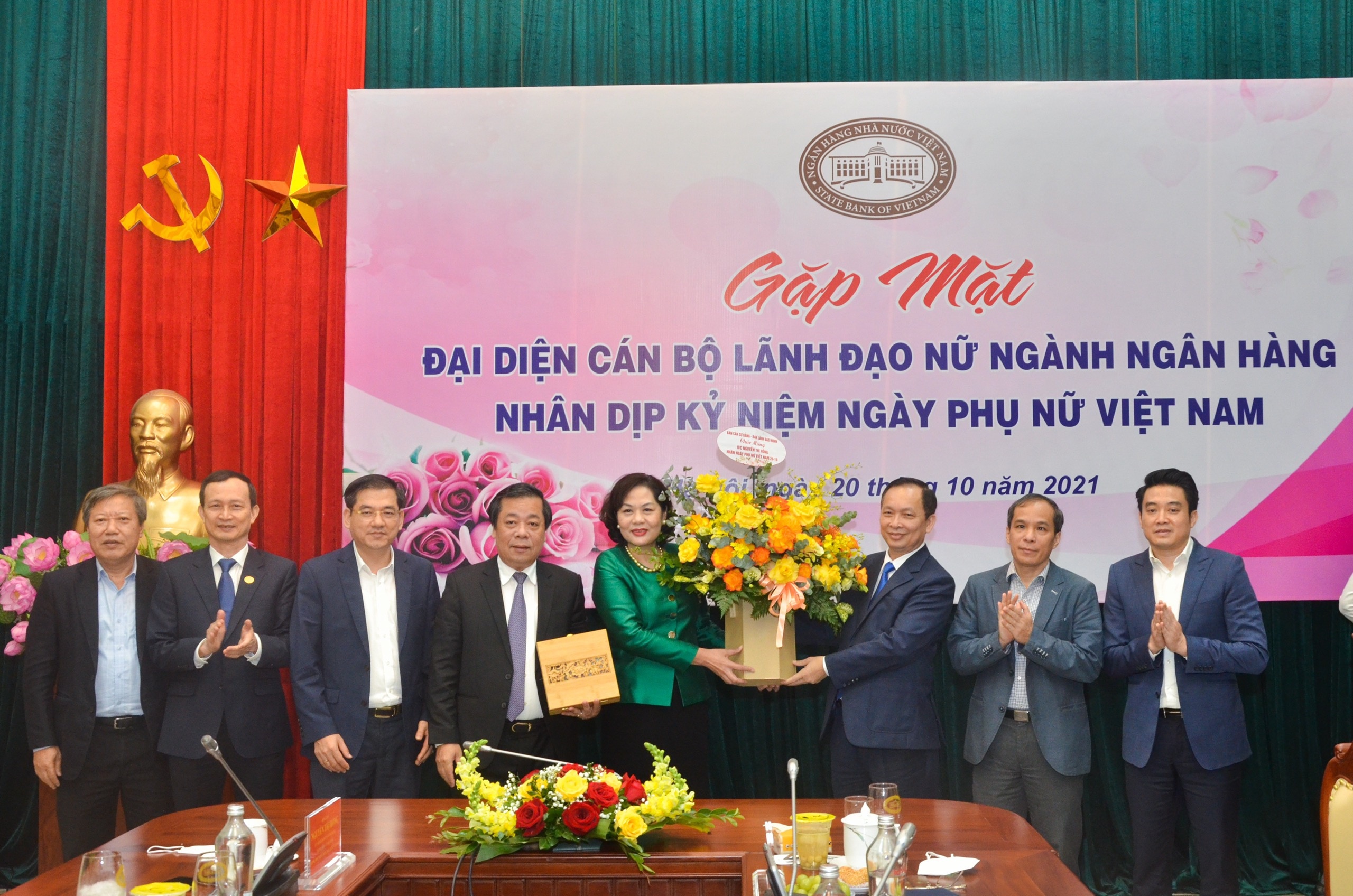 khang dinh vai tro vi the cua can bo nu trong nganh ngan hang