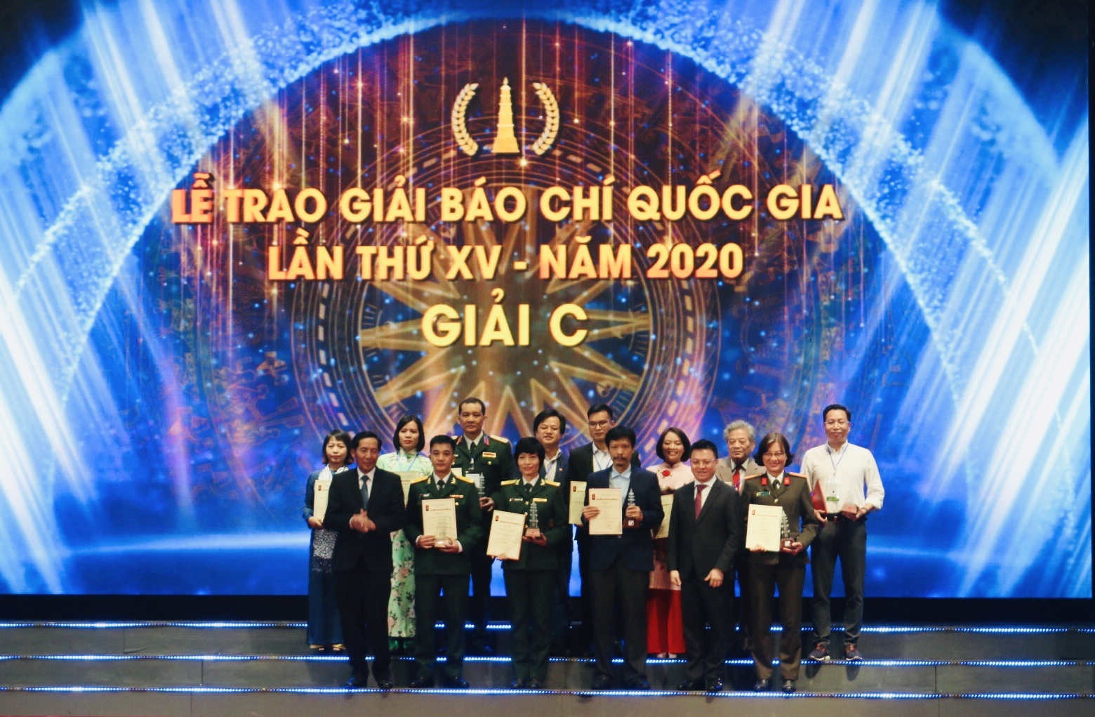 Biểu dương các nhà báo trong một năm vất vả nhưng đầy vinh quang bao chi viet nam phat huy vai tro xung kich tren mat tran tu tuong