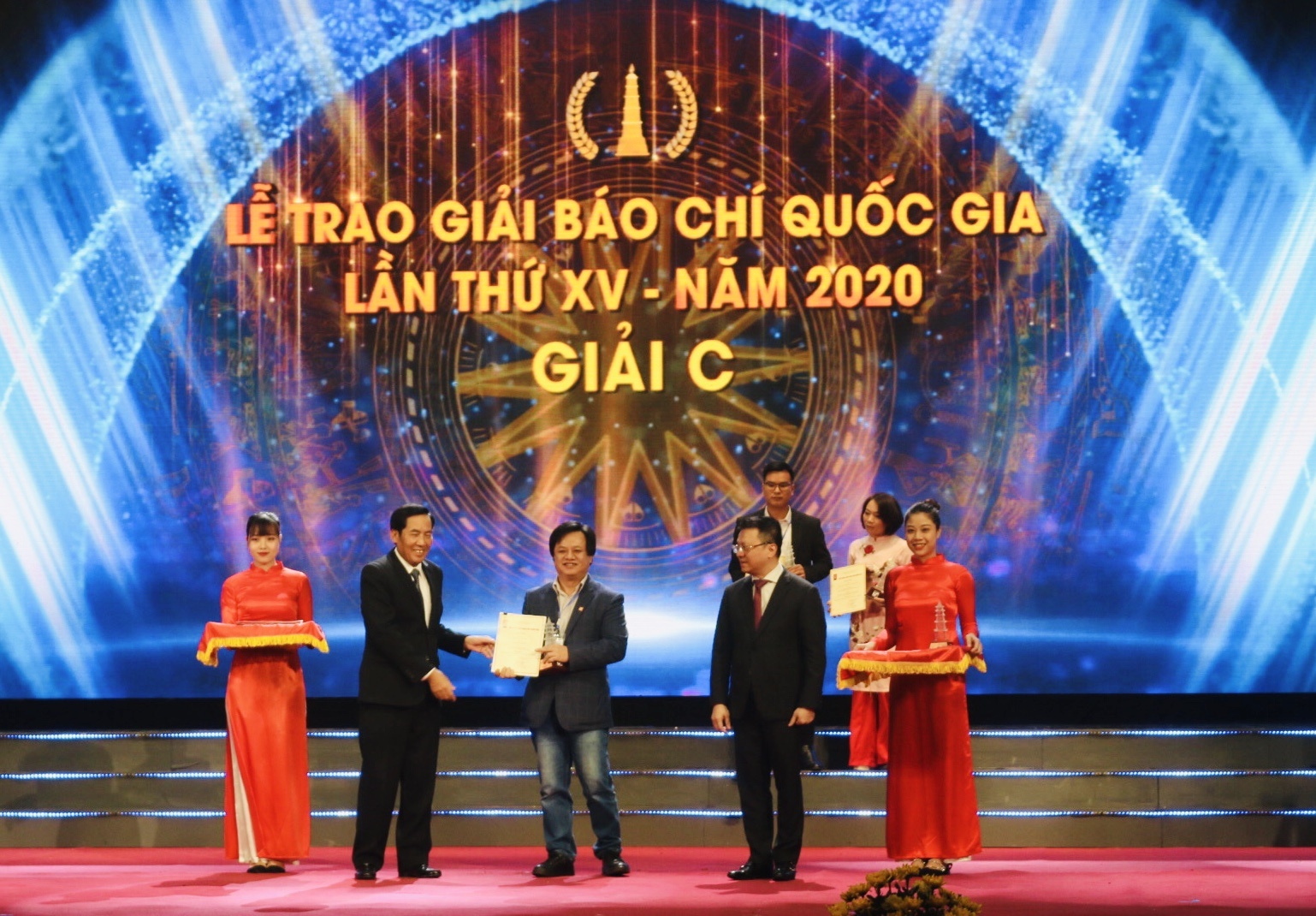 Biểu dương các nhà báo trong một năm vất vả nhưng đầy vinh quang bao chi viet nam phat huy vai tro xung kich tren mat tran tu tuong