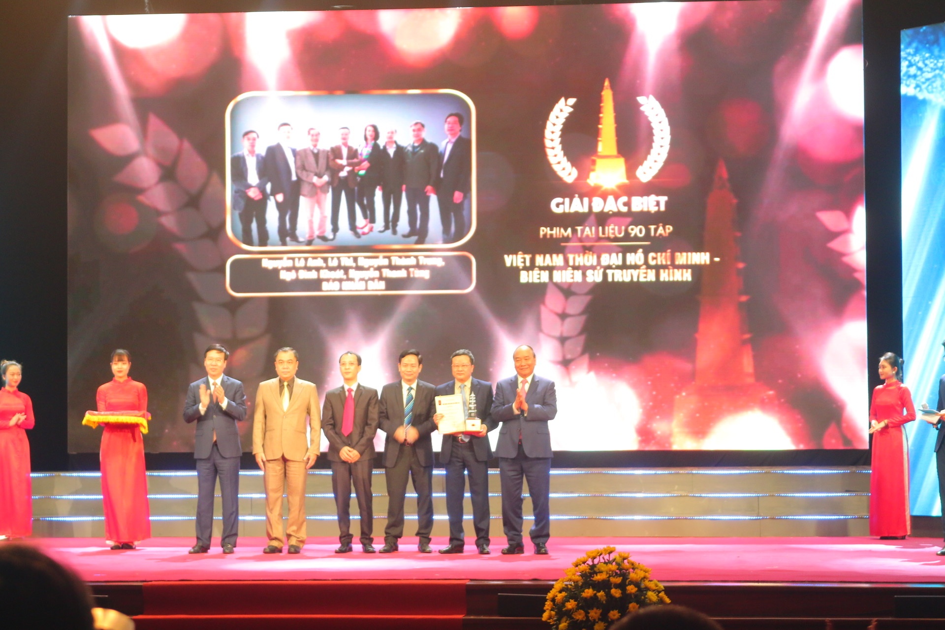 Biểu dương các nhà báo trong một năm vất vả nhưng đầy vinh quang bao chi viet nam phat huy vai tro xung kich tren mat tran tu tuong