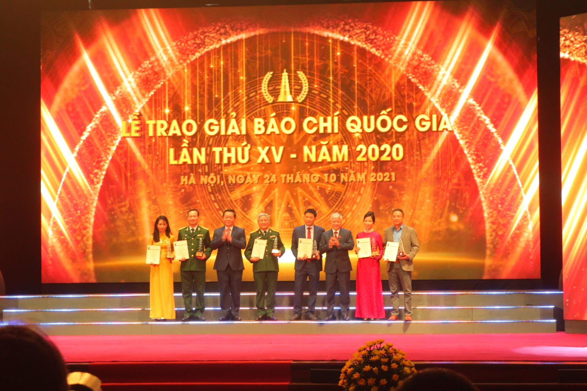 Biểu dương các nhà báo trong một năm vất vả nhưng đầy vinh quang bao chi viet nam phat huy vai tro xung kich tren mat tran tu tuong
