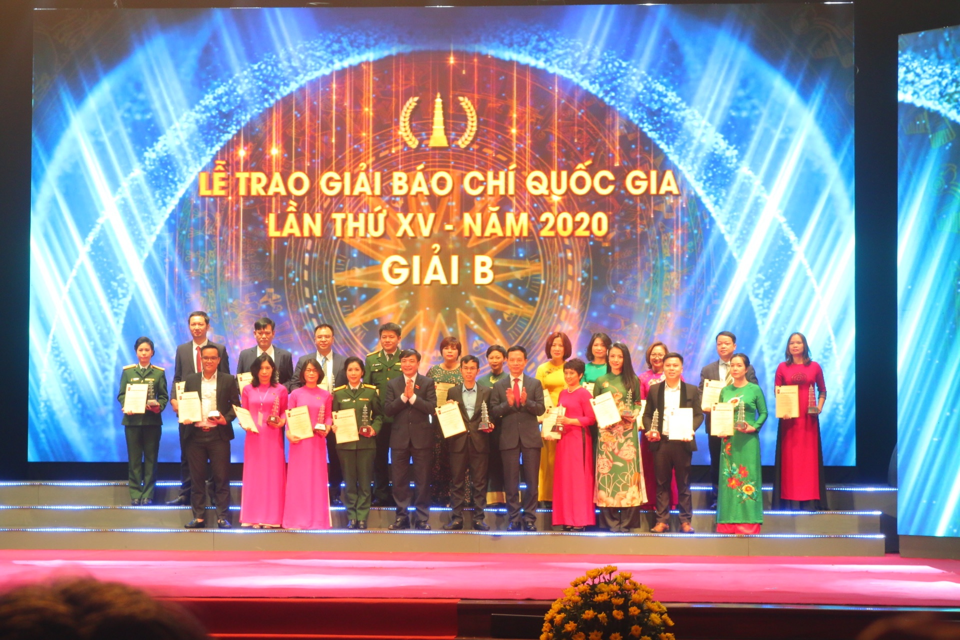 Biểu dương các nhà báo trong một năm vất vả nhưng đầy vinh quang bao chi viet nam phat huy vai tro xung kich tren mat tran tu tuong