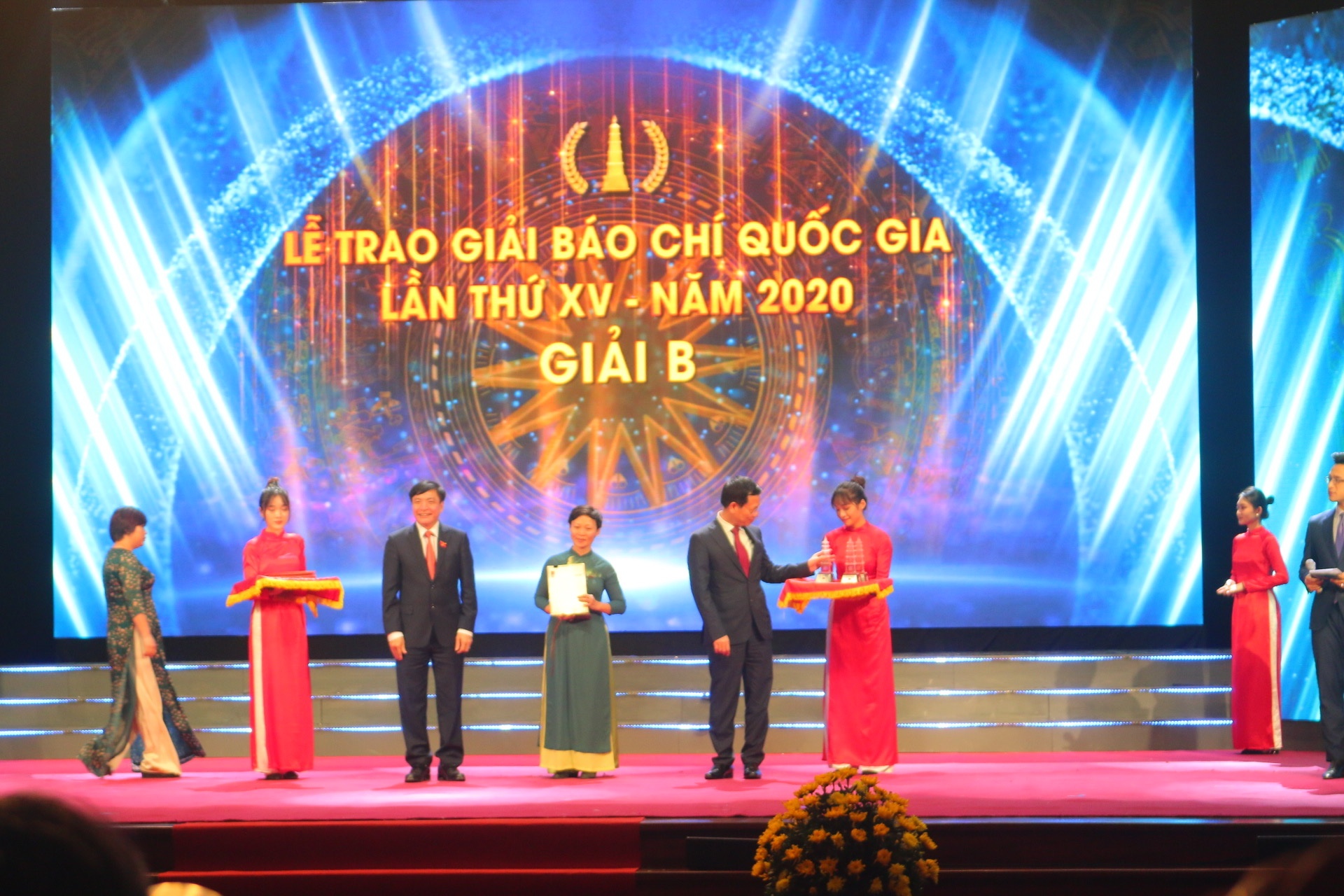 Biểu dương các nhà báo trong một năm vất vả nhưng đầy vinh quang bao chi viet nam phat huy vai tro xung kich tren mat tran tu tuong