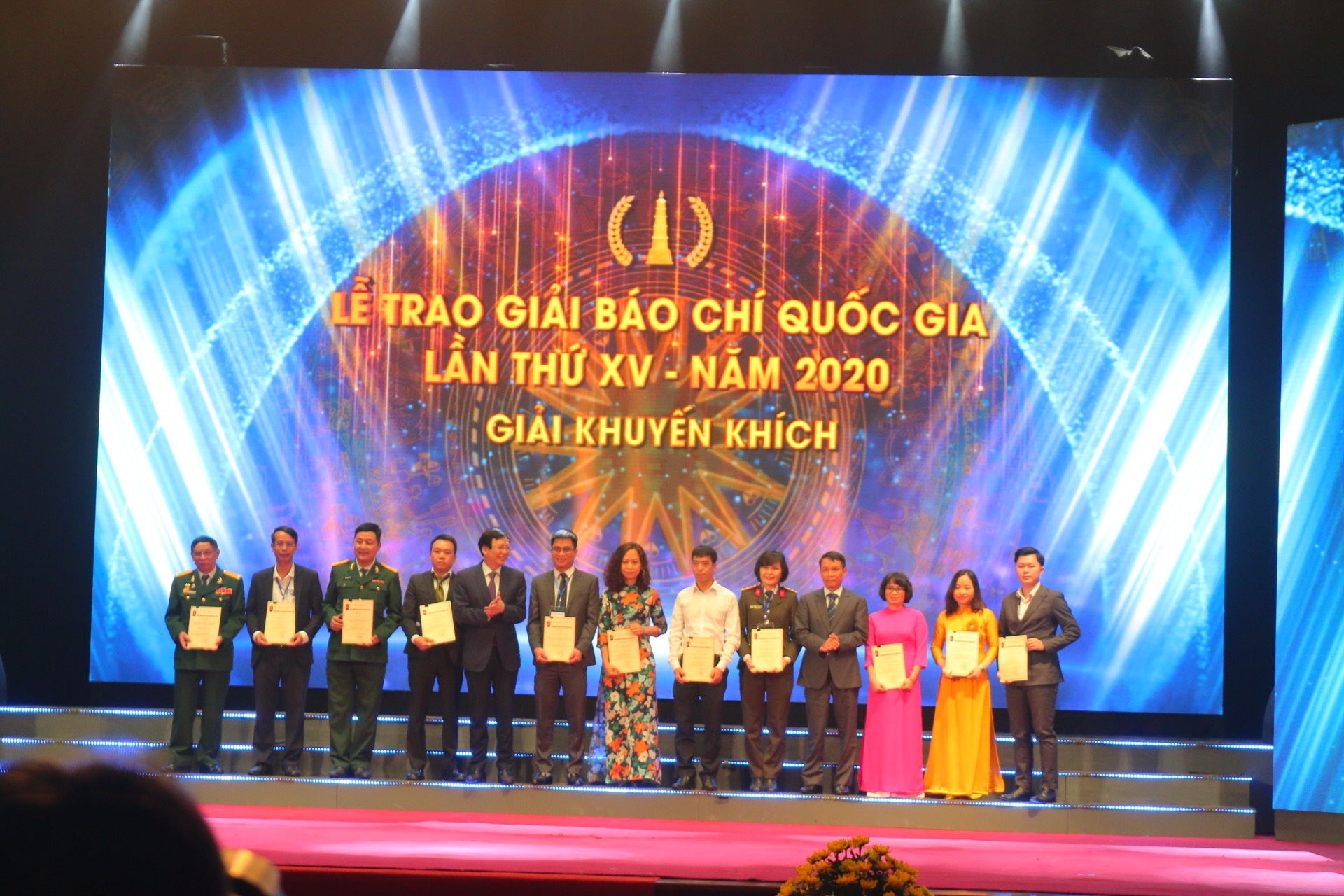 Biểu dương các nhà báo trong một năm vất vả nhưng đầy vinh quang bao chi viet nam phat huy vai tro xung kich tren mat tran tu tuong