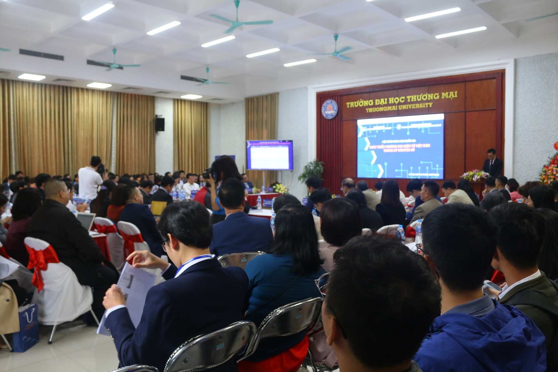 Thương mại điện tử: Động lực hỗ trợ phát triển kinh tế số tại Việt Nam thuong mai dien tu dong luc ho tro phat trien kinh te so tai viet nam