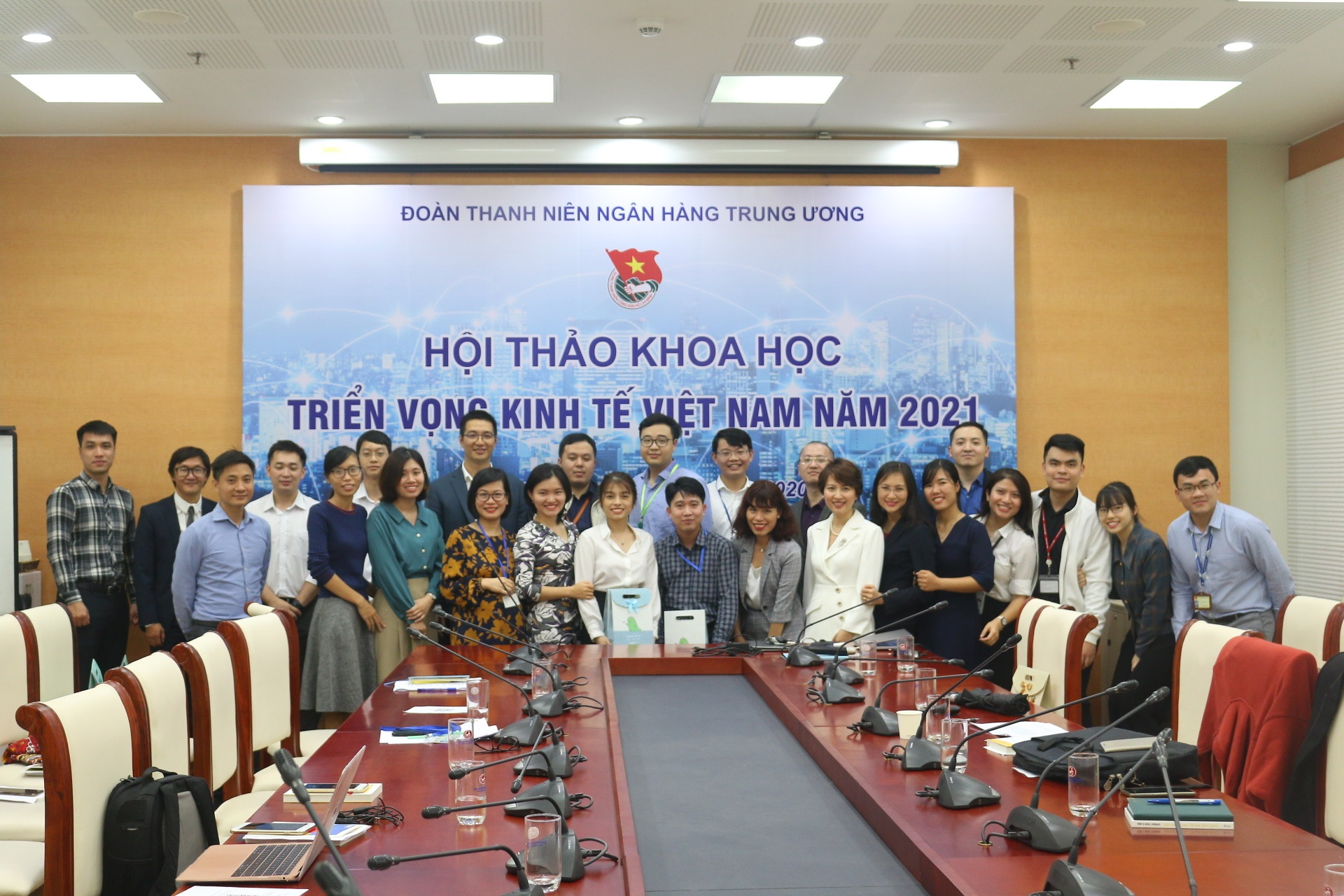 Cùng thanh niên nhìn về triển vọng kinh tế Việt Nam năm 2021 cung thanh nien nhin ve trien vong kinh te viet nam nam 2021