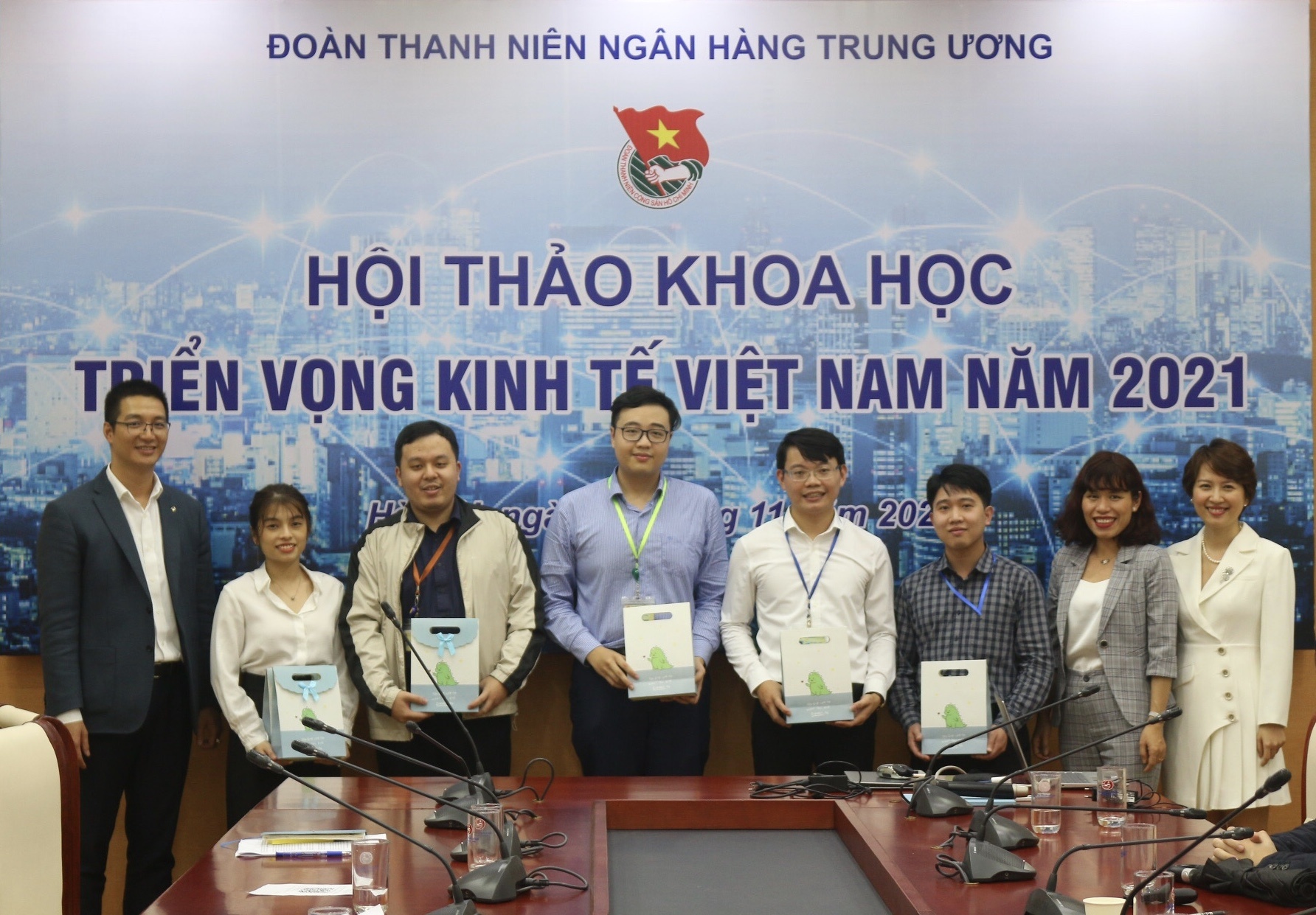Cùng thanh niên nhìn về triển vọng kinh tế Việt Nam năm 2021 cung thanh nien nhin ve trien vong kinh te viet nam nam 2021